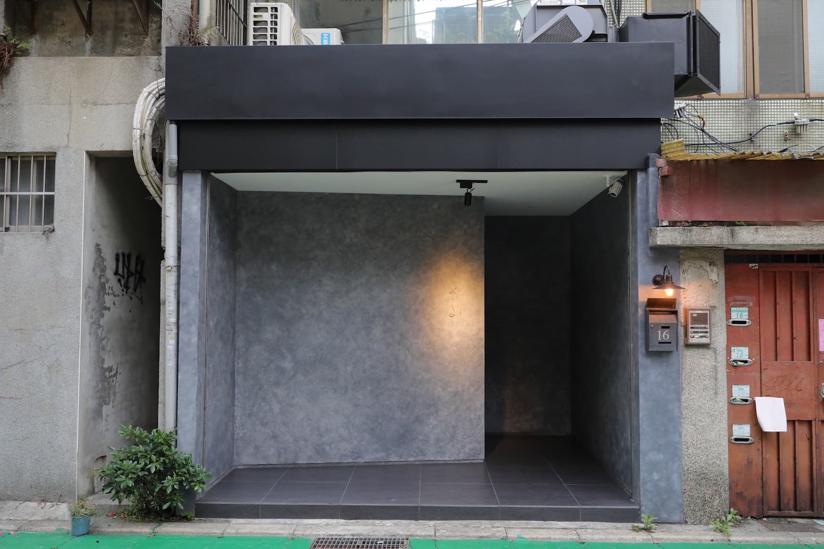 「YORU-よる 和牛日式法餐」位於台北東區靜巷，屬於無菜單料理。