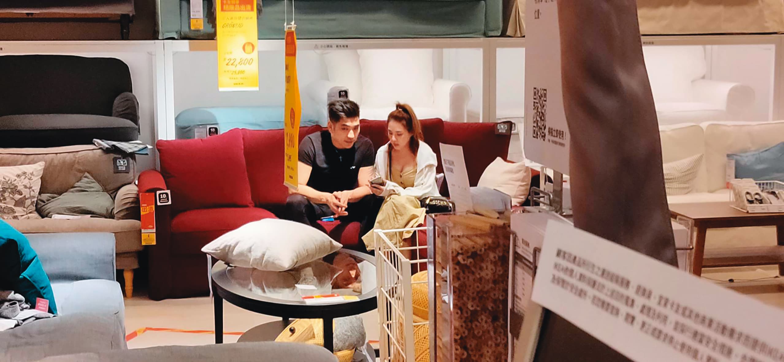 今年7月，熊熊（右）和鄭旭哲（左）一同到IKEA挑選家具，為新房布置。