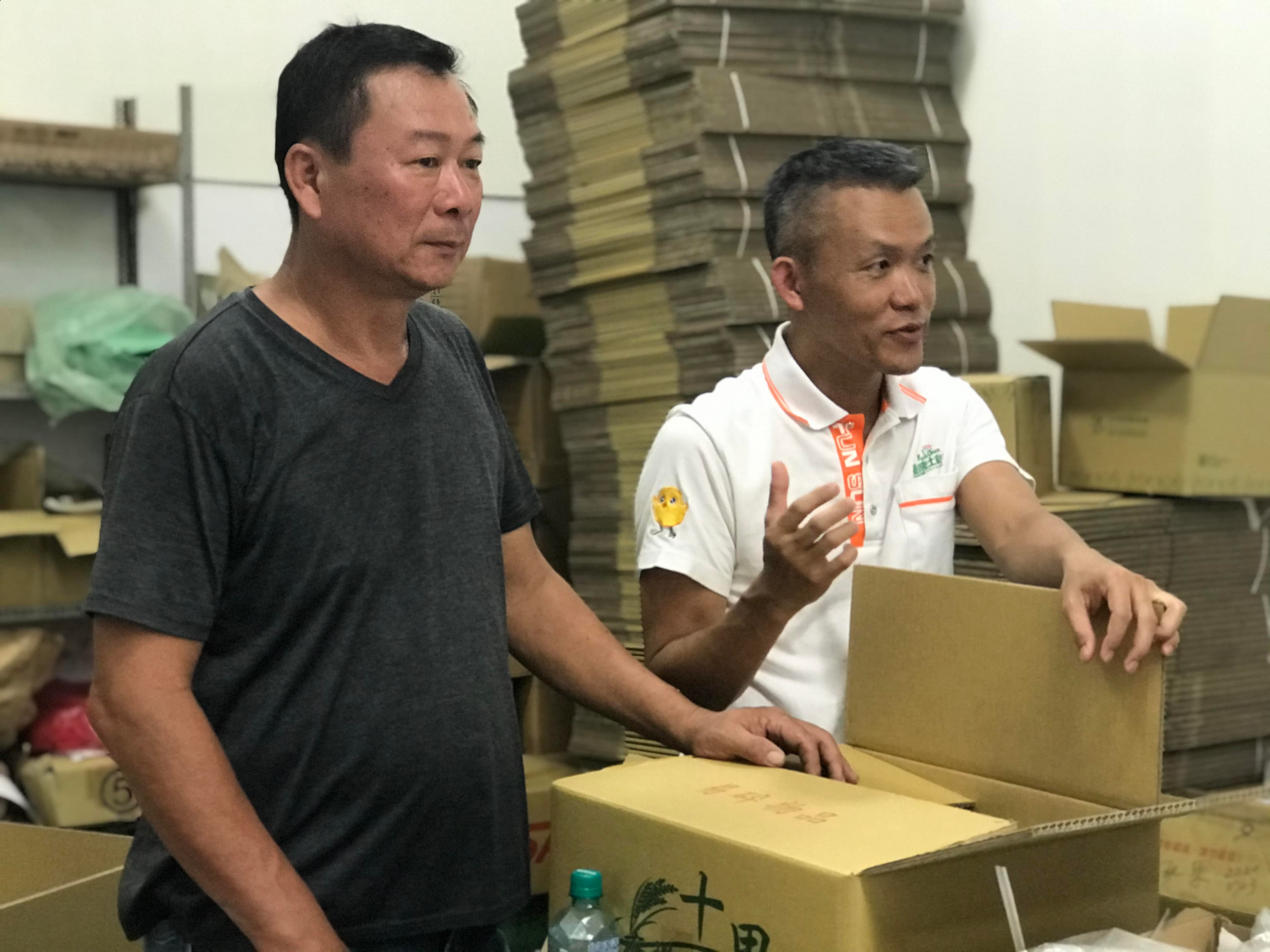 鄧學凱（右）和蔡一宏（左）聯手，建立企業和農友的合作模式，費時5年成功飼育帕斯雞。（凱馨提供）