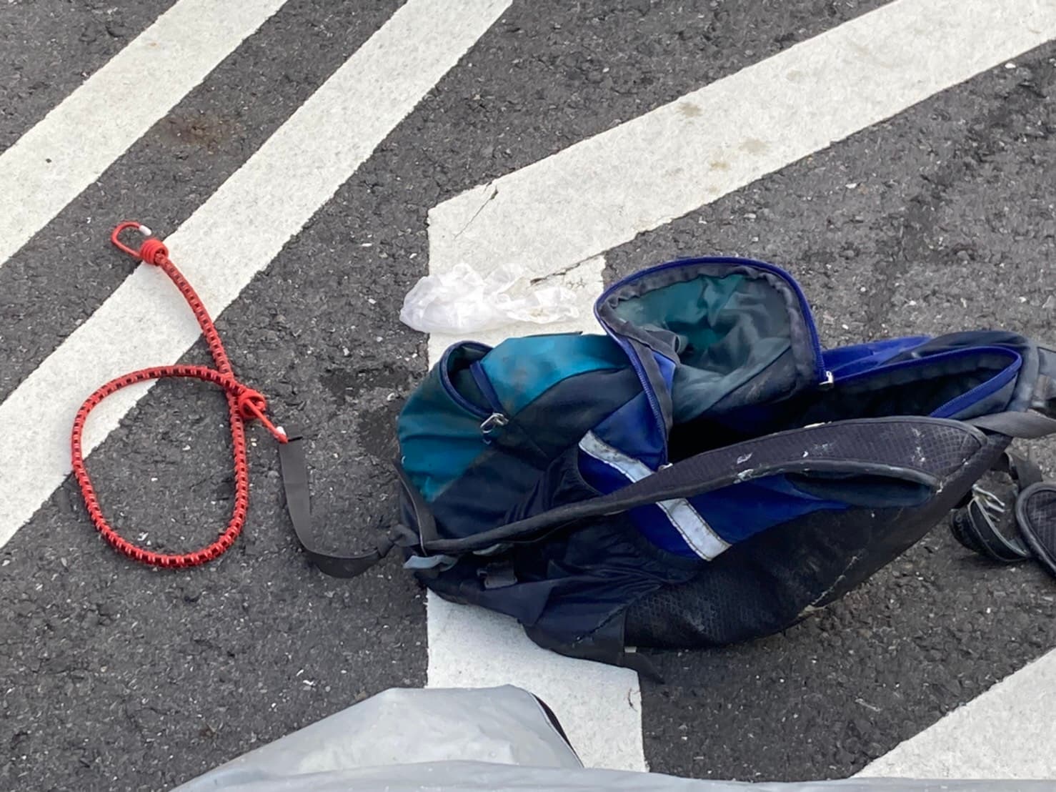 死者背在身上的背包裝滿石頭,兩人並以紅色彈力繩纏繞在一起。(翻攝畫面)