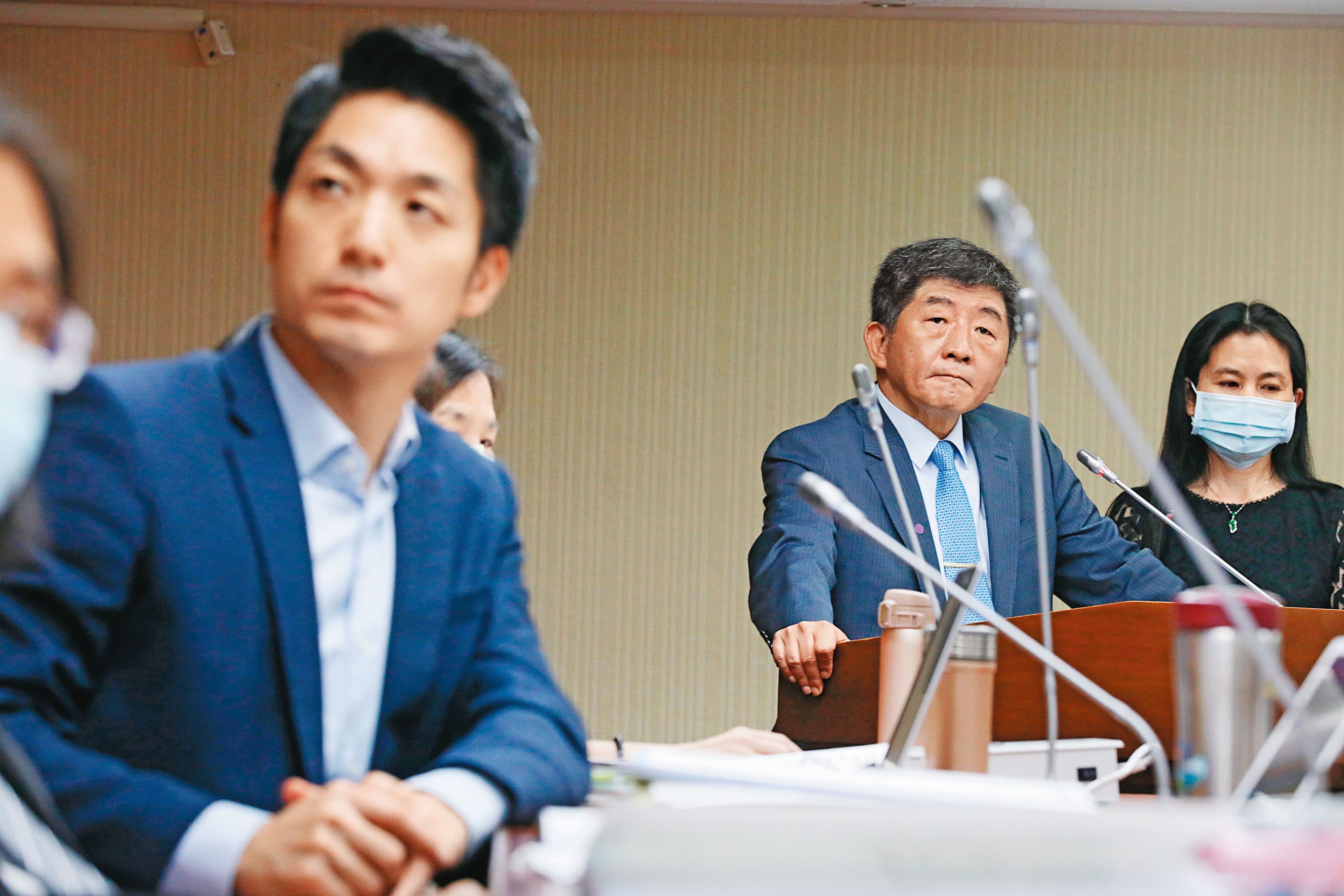 國民黨立委蔣萬安（左）被視為藍營出戰台北市長目前最強人選，甫當選召委的他，將與潛在對手陳時中（右）在立法院針對美豬議題過招。