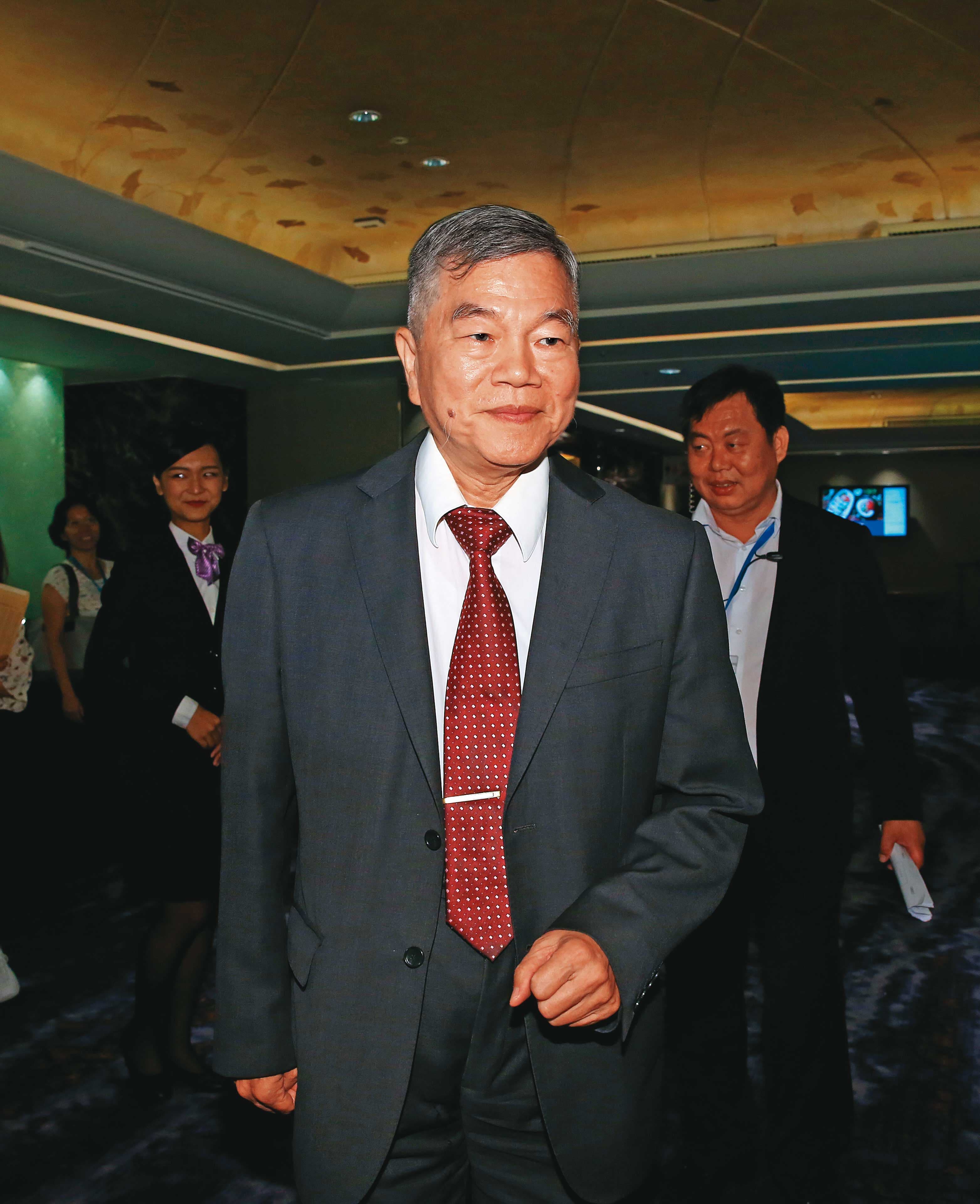 行政院副院長沈榮津召開閉門會議密商，決定釋出2萬公頃廢耕地及林相不好的農地，供業者架設太陽能板發電。