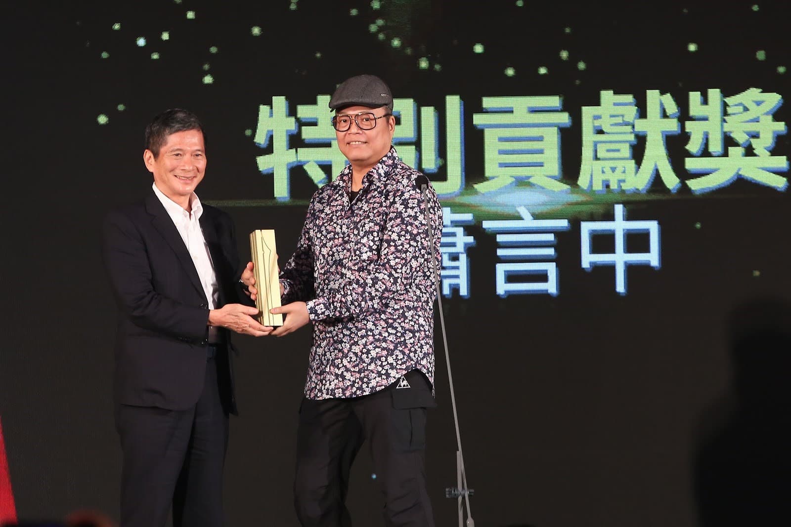 文化部長李永得（左）頒發特別貢獻獎給蕭言中。