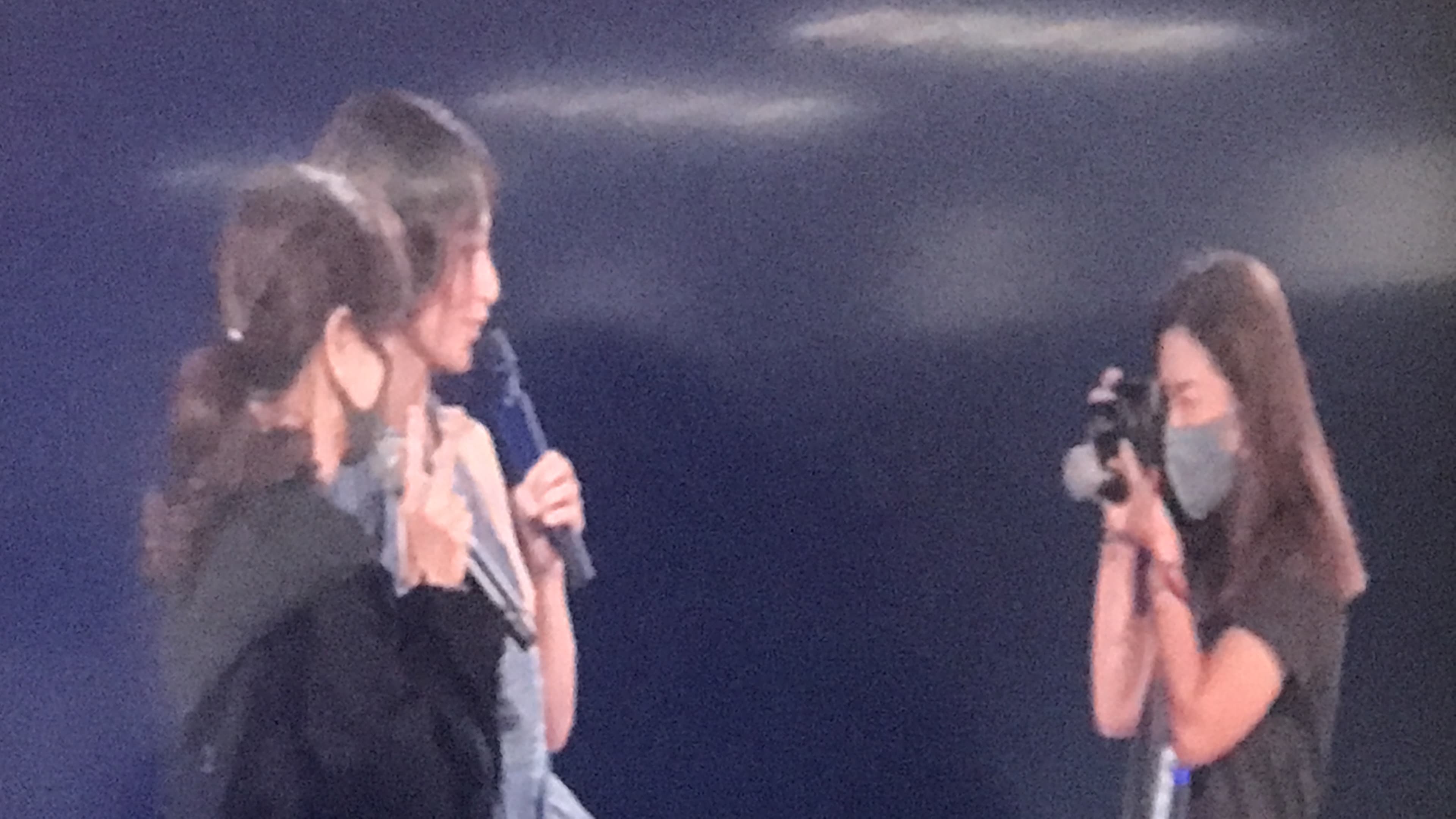 Selina兼職攝影師，幫Ella與Hebe拍照。