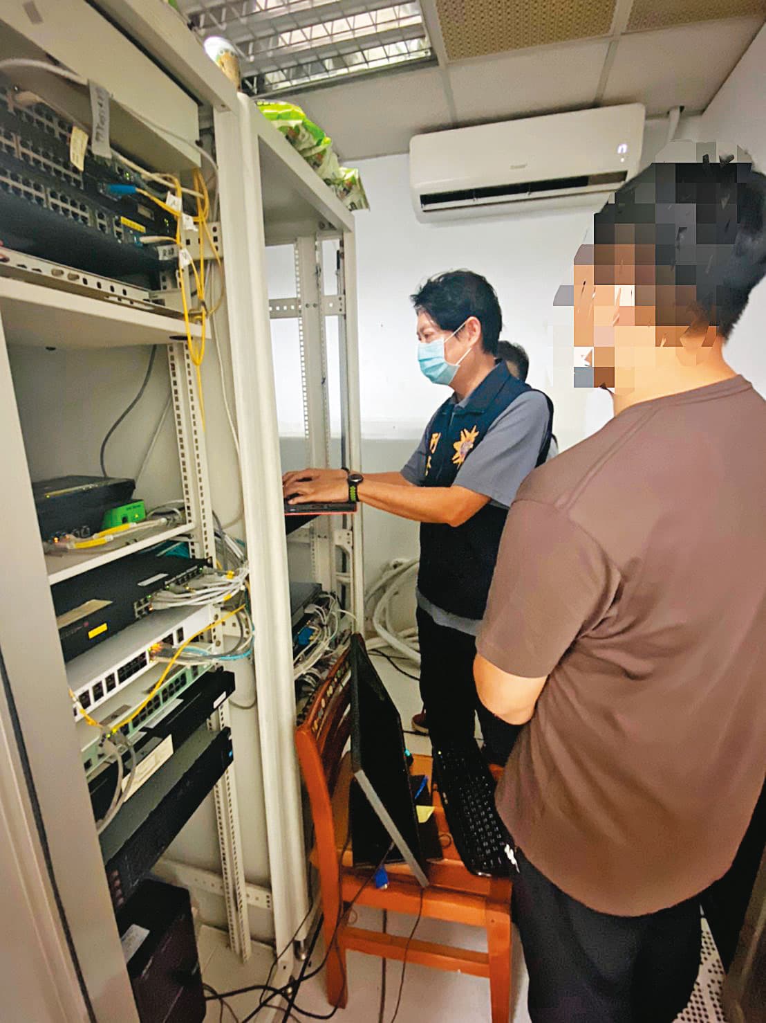 高雄警方日前搜索色情網站「承德路」的機房，並逮捕架設網站的王姓工程師（右）。（翻攝畫面）
