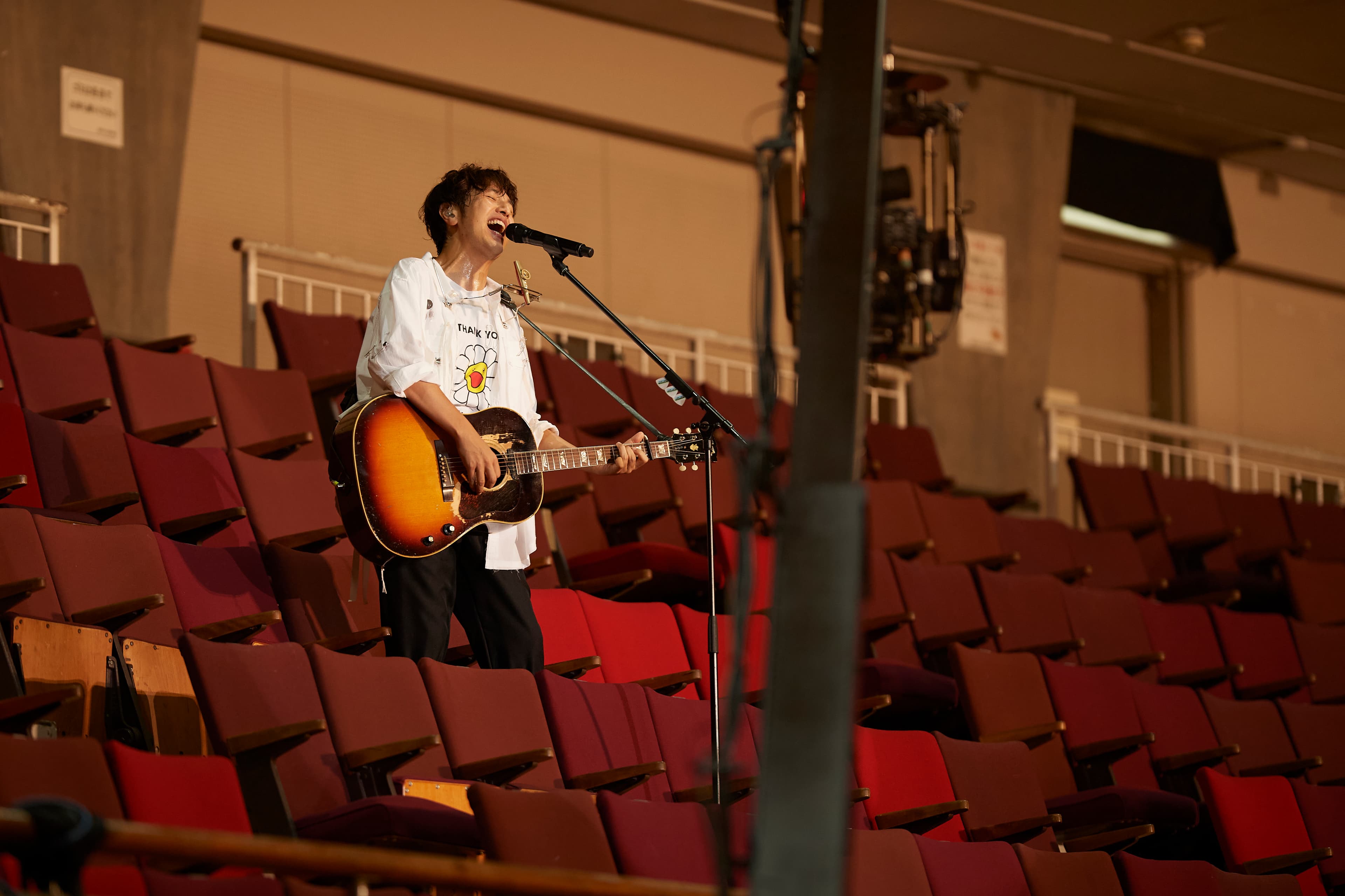 為帶來不同的視覺演出，北川悠仁也走進觀眾席演唱。（太田好治攝，華納音樂提供）
