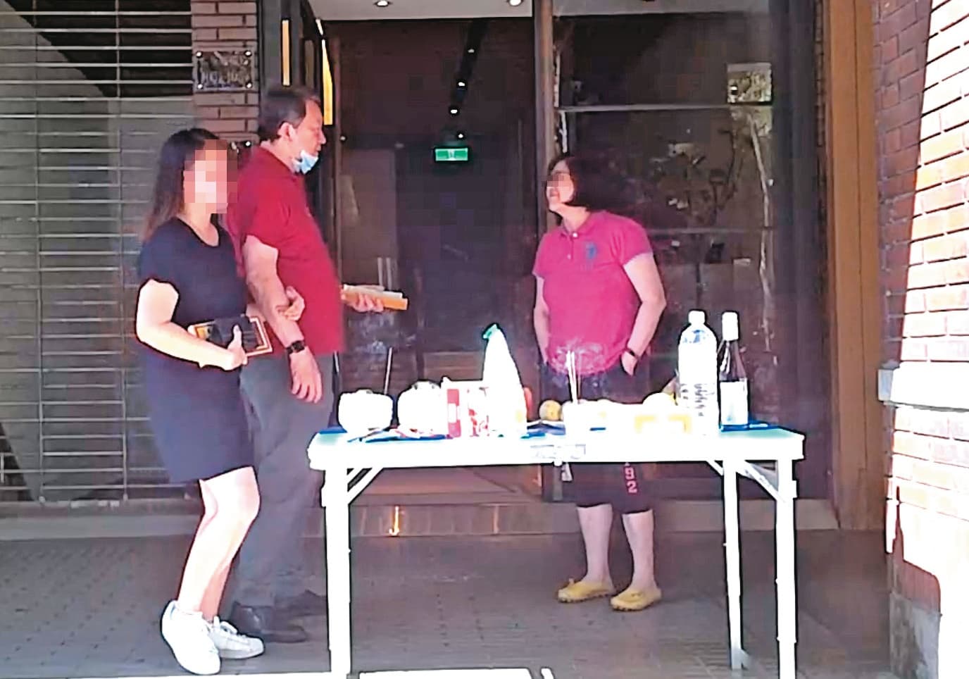  中元節後幾天，趙怡（中）與妻女在住家騎樓拜拜，1家3口有說有笑。