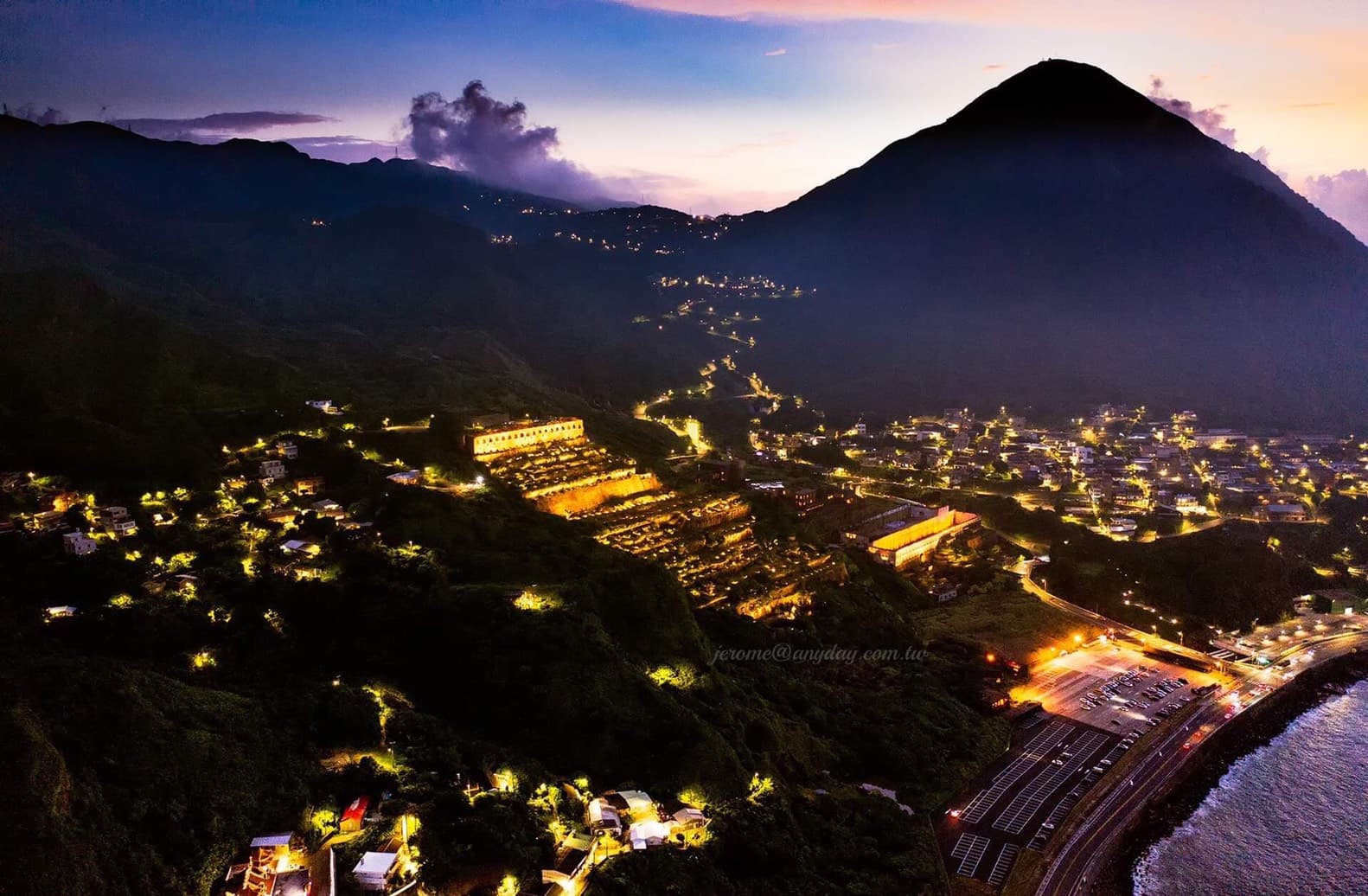 十三層遺址夜間呈現金碧輝煌的壯闊美景，圖為「點亮十三層」活動空拍畫面。（翻攝自台電網站）