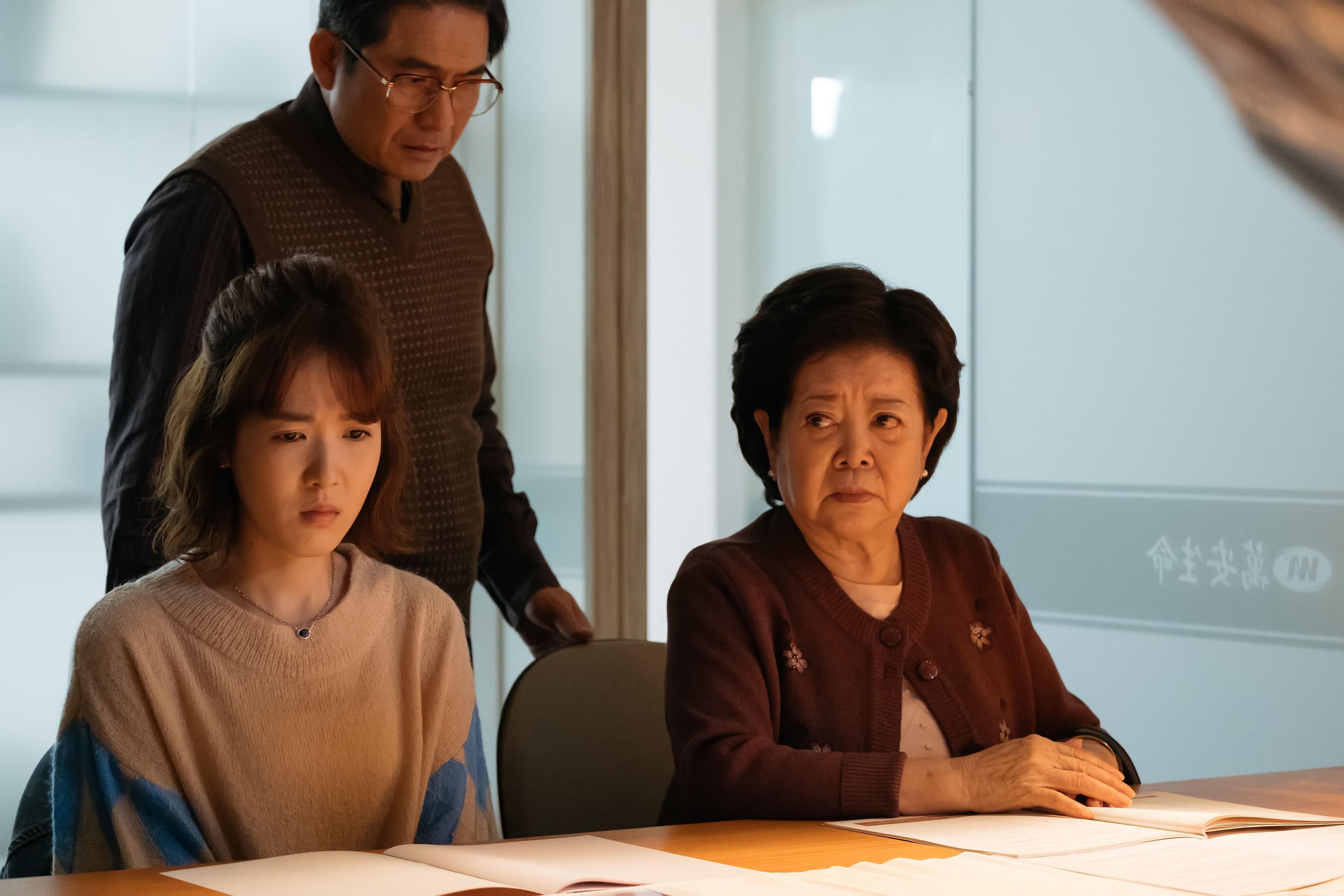 雙料入圍的陳淑芳（右）貢獻出逾60年的爆發演技，《孤味》與女兒間有著難以解開的心結，內心戲超強大。（威視提供）