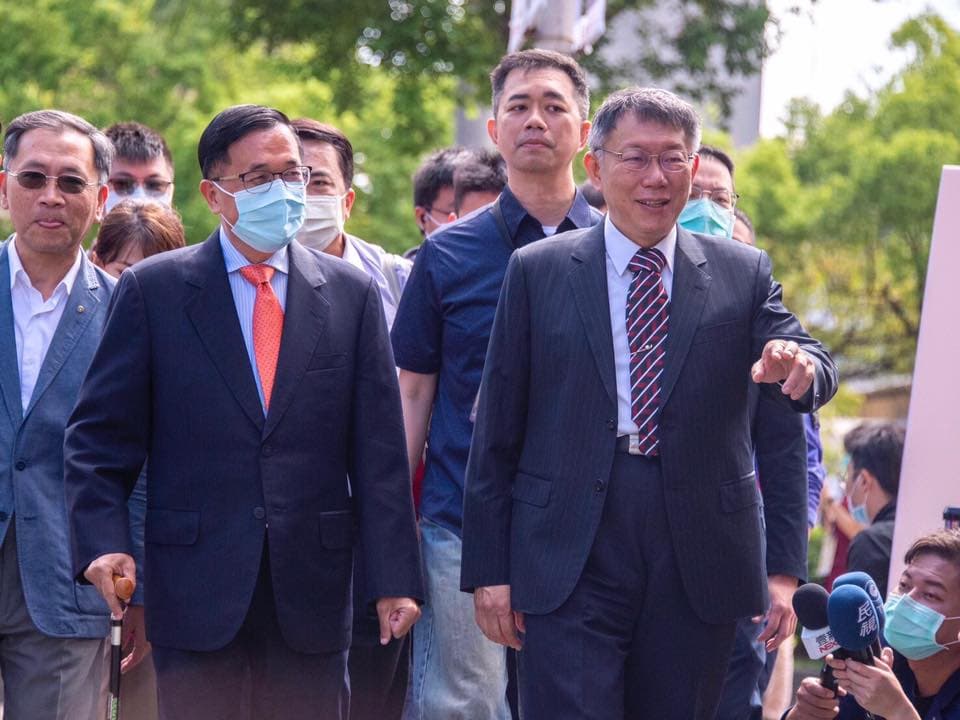 現任台北市長柯文哲（右）邀請歷任台北市長一同參觀紀念特展並進行交流。（翻攝自柯文哲臉書）