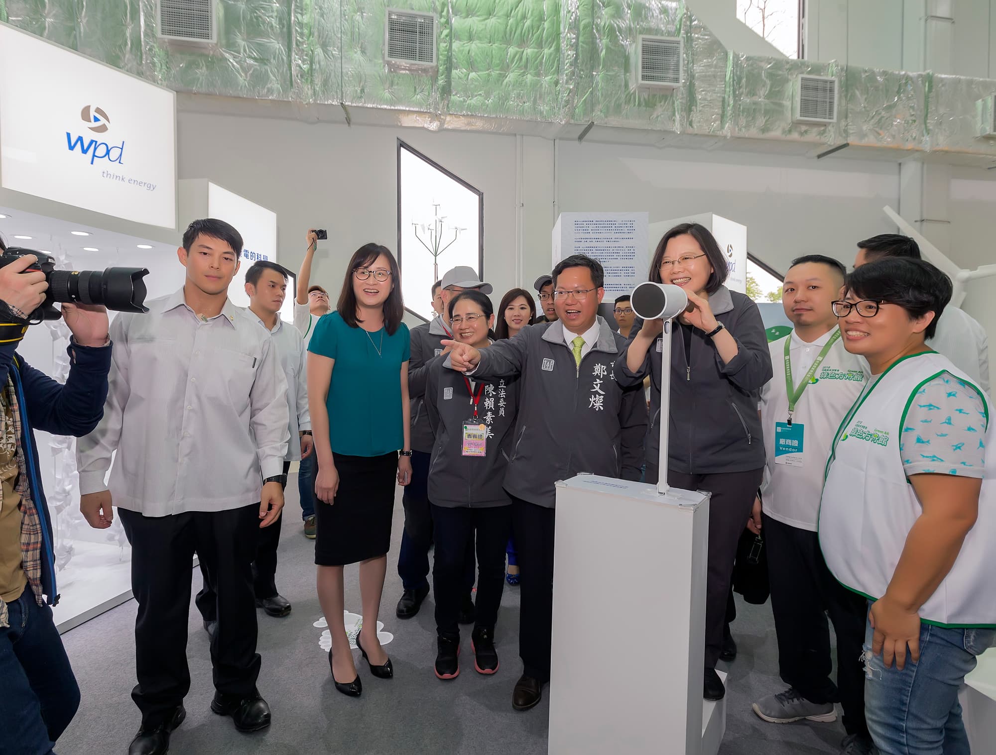 2018年達德能源於桃園農博綠色方舟館設置展位，介紹風力發電，總統蔡英文與桃園市長鄭文燦特別前往參觀。（達德能源提供）