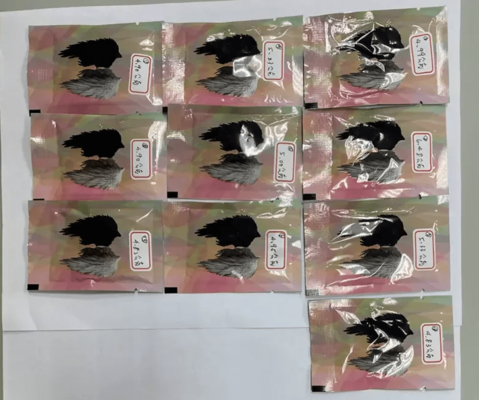 「偽熊貓」保溫箱內蛋餅盒打開，全是毒品咖啡包。（翻攝畫面）