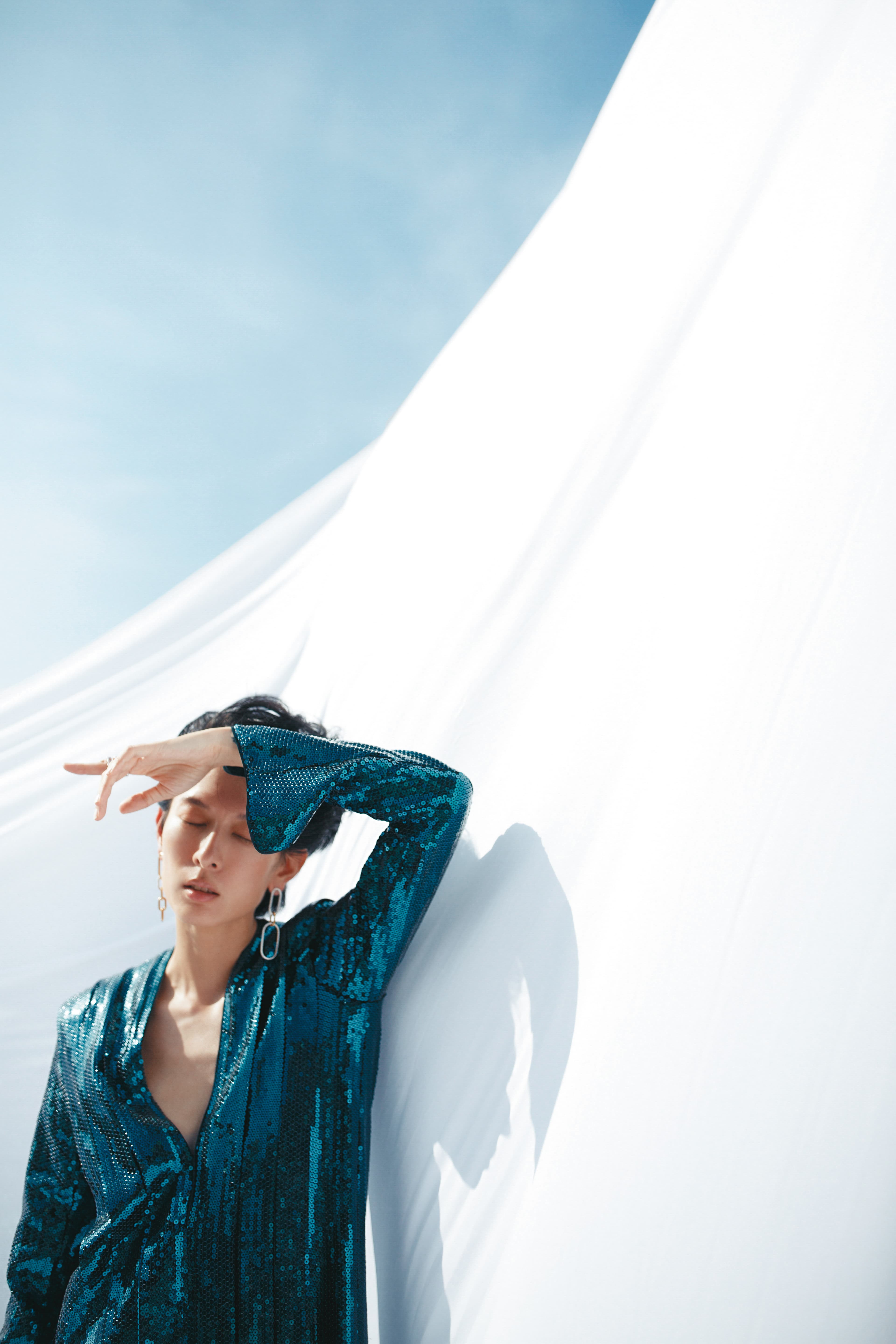 藍色亮片洋裝 NT$4,999 by H&M STUDIO／幾何垂墜式耳環 NT$7,990 by SWAROVSKI／水晶排鑽戒指 NT$6,490 by SWAROVSKI