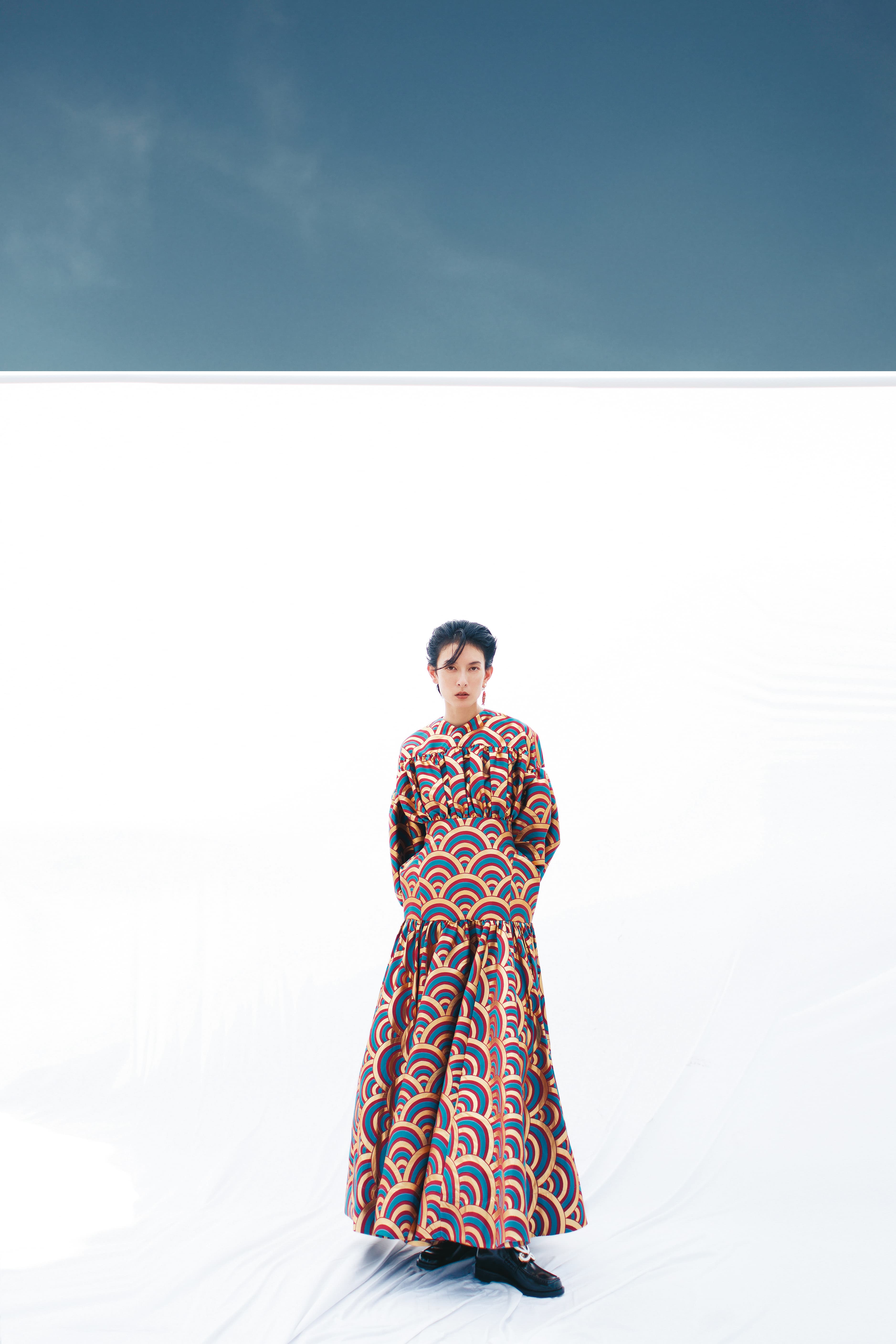 幾何立裁長洋裝 價格店洽 by LOEWE／黑色Logo皮鞋 NT$44,000 by LOEWE／Tribales 錦鯉與淡水珍珠耳環 NT$19,500 by Dior
