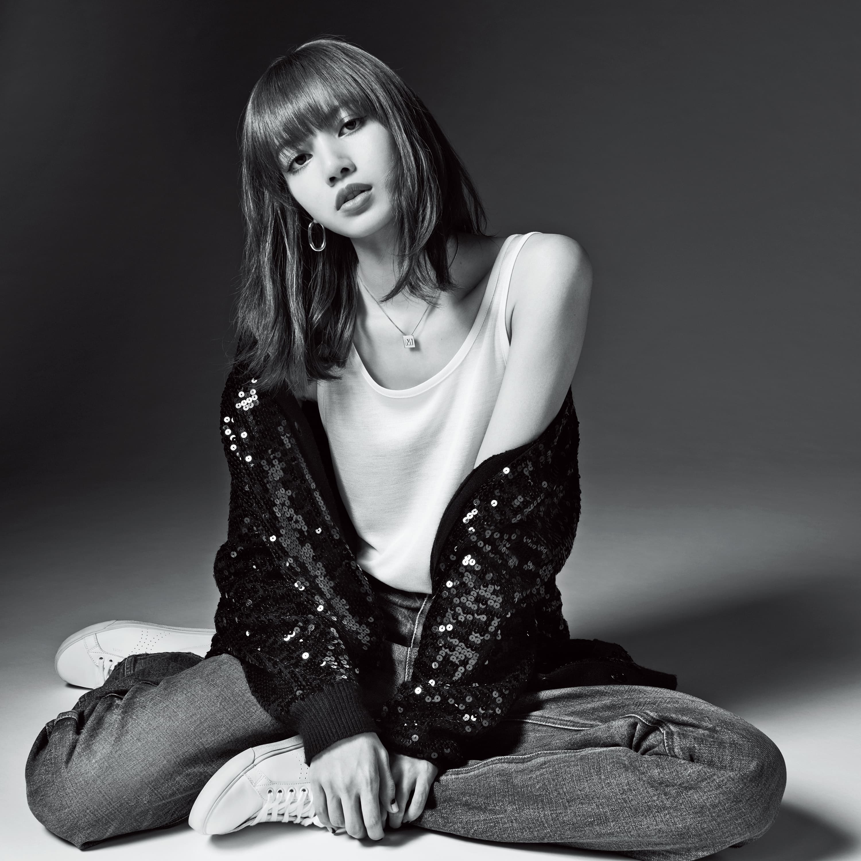 Lisa以簡單的白色背心搭配牛仔褲及亮片外套，為CELINE拍攝形象照。（CELINE提供）