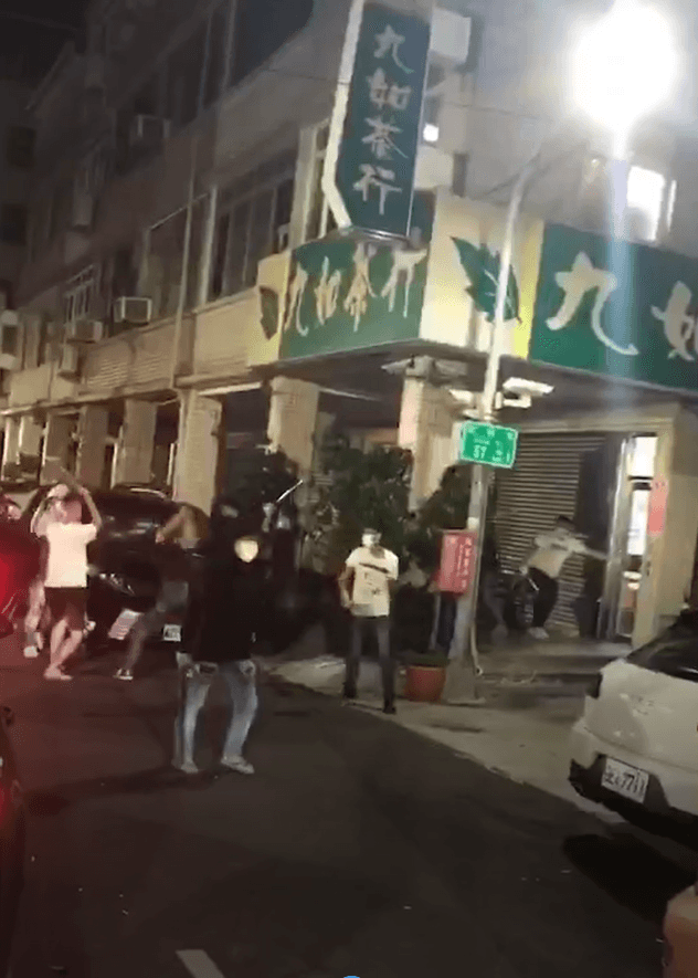 惡煞對茶行老闆座車一陣猛砸。（翻攝畫面）