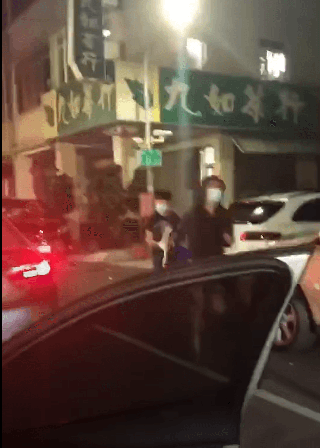 影片拍攝者還開車門接應，警方研判有幕後指使者。（翻攝畫面）