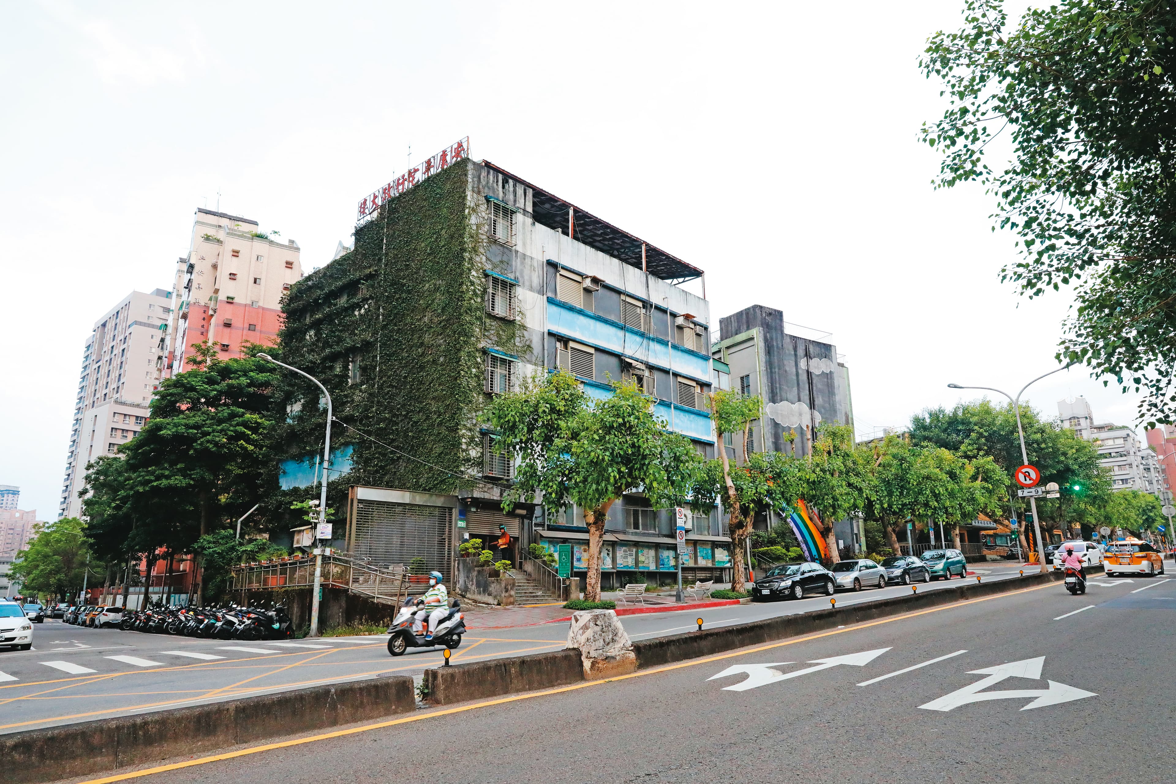 安康平價住宅位於北市文山區興隆路四段，由於社區範圍大、住戶多，社會局在此設立社工辦公室就近輔導。