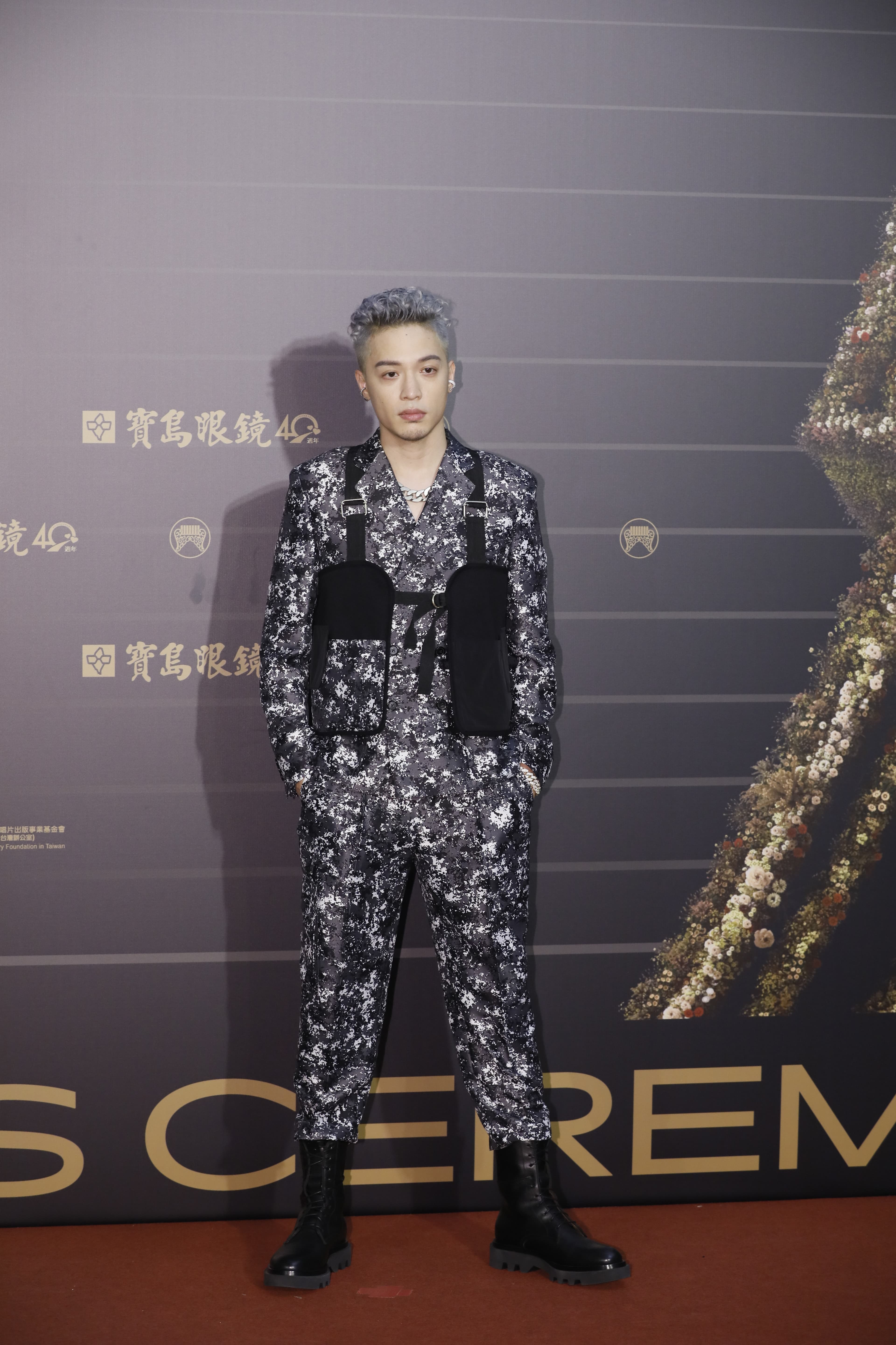 穿戰服露臉的J.Shoen也獲得不少關注。