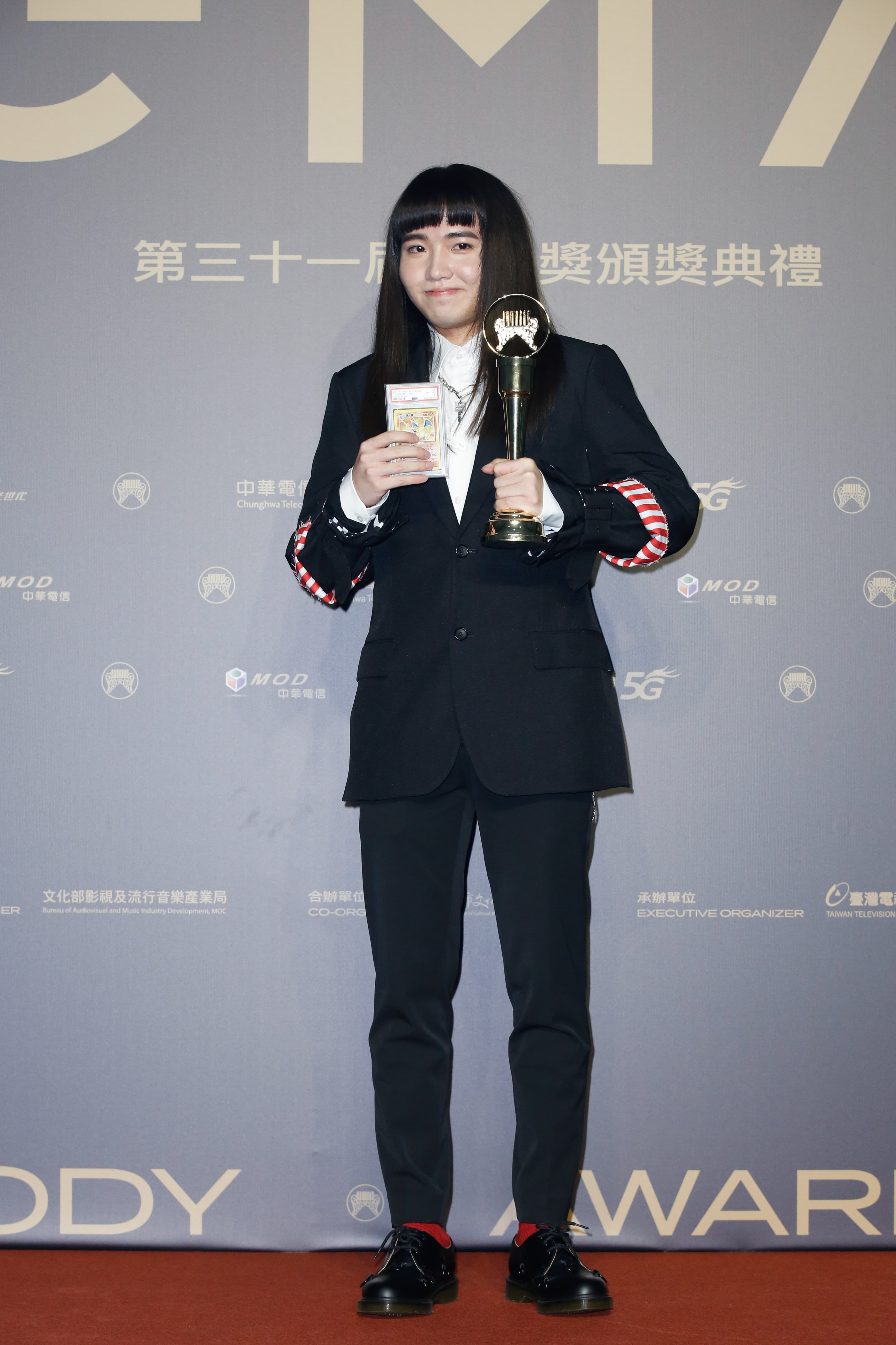 持修秀卡通人物卡吉祥物，可愛的說：「我就知道它很厲害」。