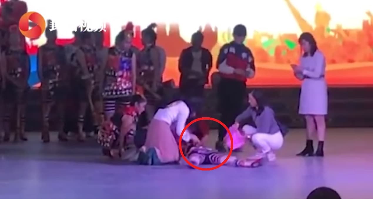 大媽倒地後醫護人員上台搶救，最後婦人仍不幸身亡。（翻攝自封面視頻）