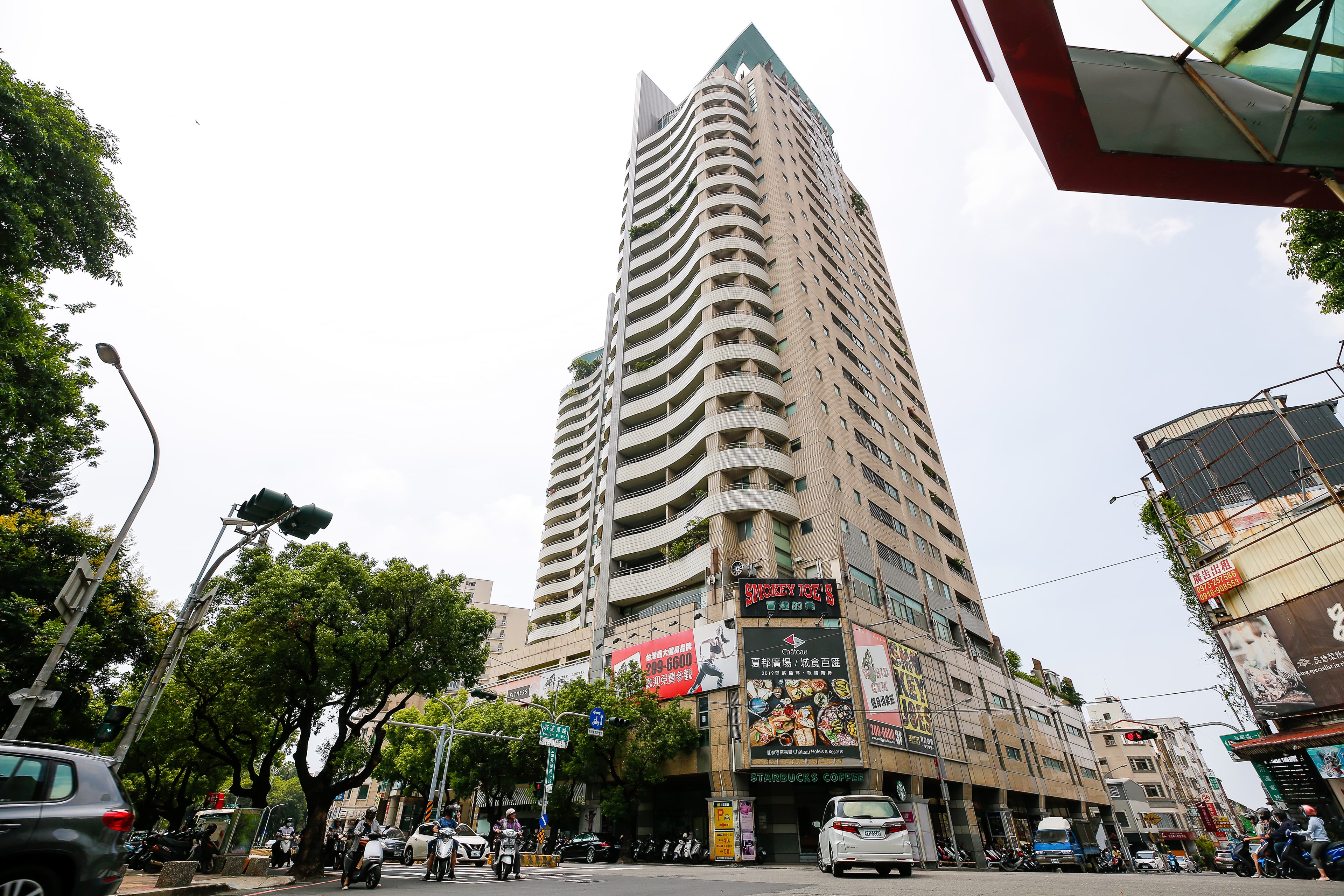 「東方巨人」商場過去為誠品台南門市所在地，曾是文青們的聚集勝地。
