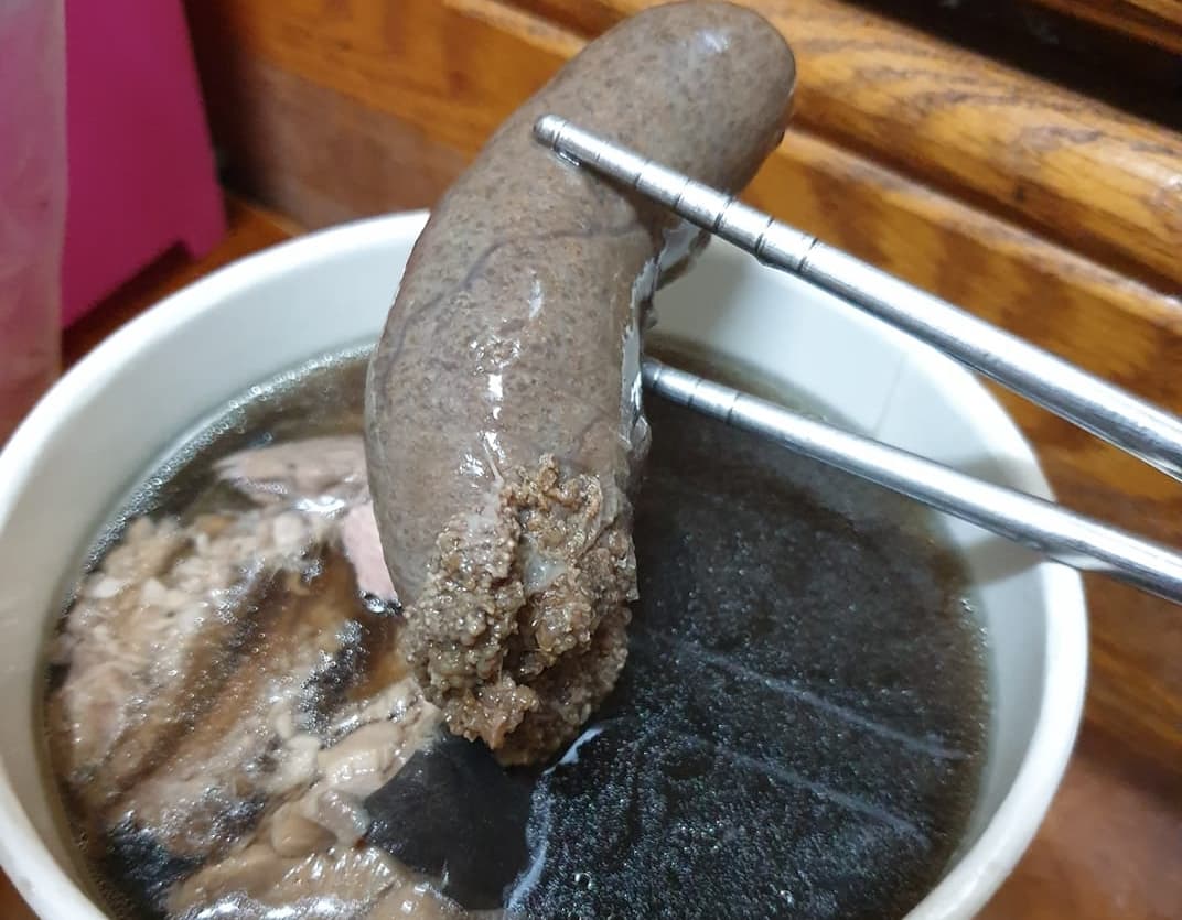 有名到急診室求診的病患自述，烤肉吃「土虱的蛋」後拉肚子、發燒，引起網友熱議。（翻攝自爆廢公社）