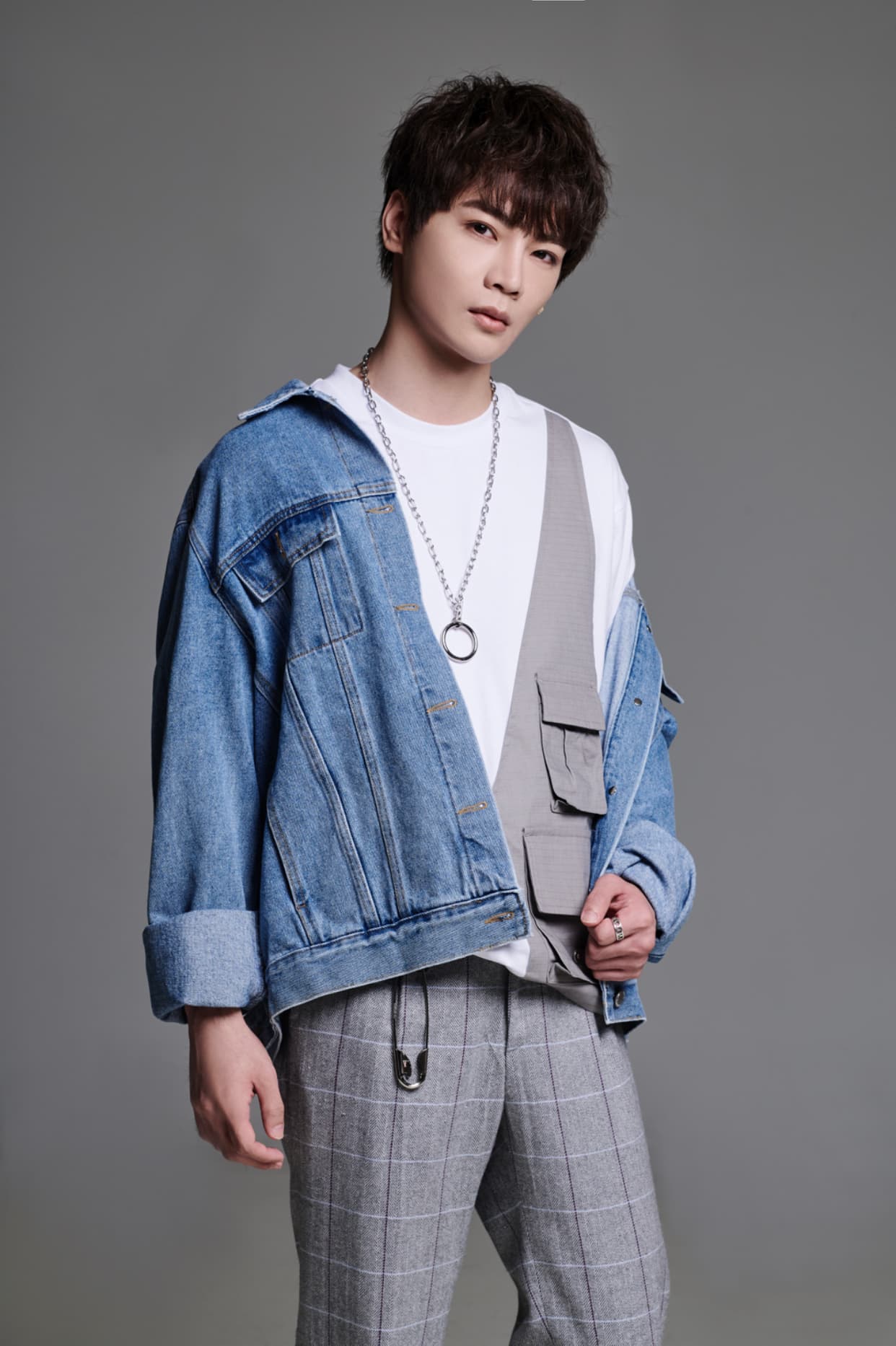 古曜威在《我們都心軟》MV中，首度上演男男吻戲。（單純夢想文創事業提供）