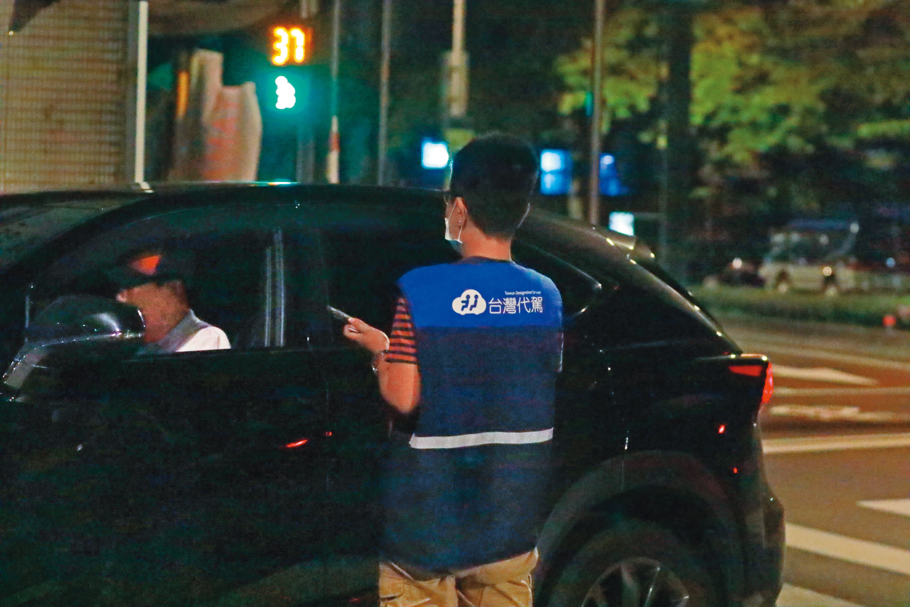 8月31 01：09 宋少卿找代駕幫他開車回家，到了住家巷口，代駕卻停路邊下車。
