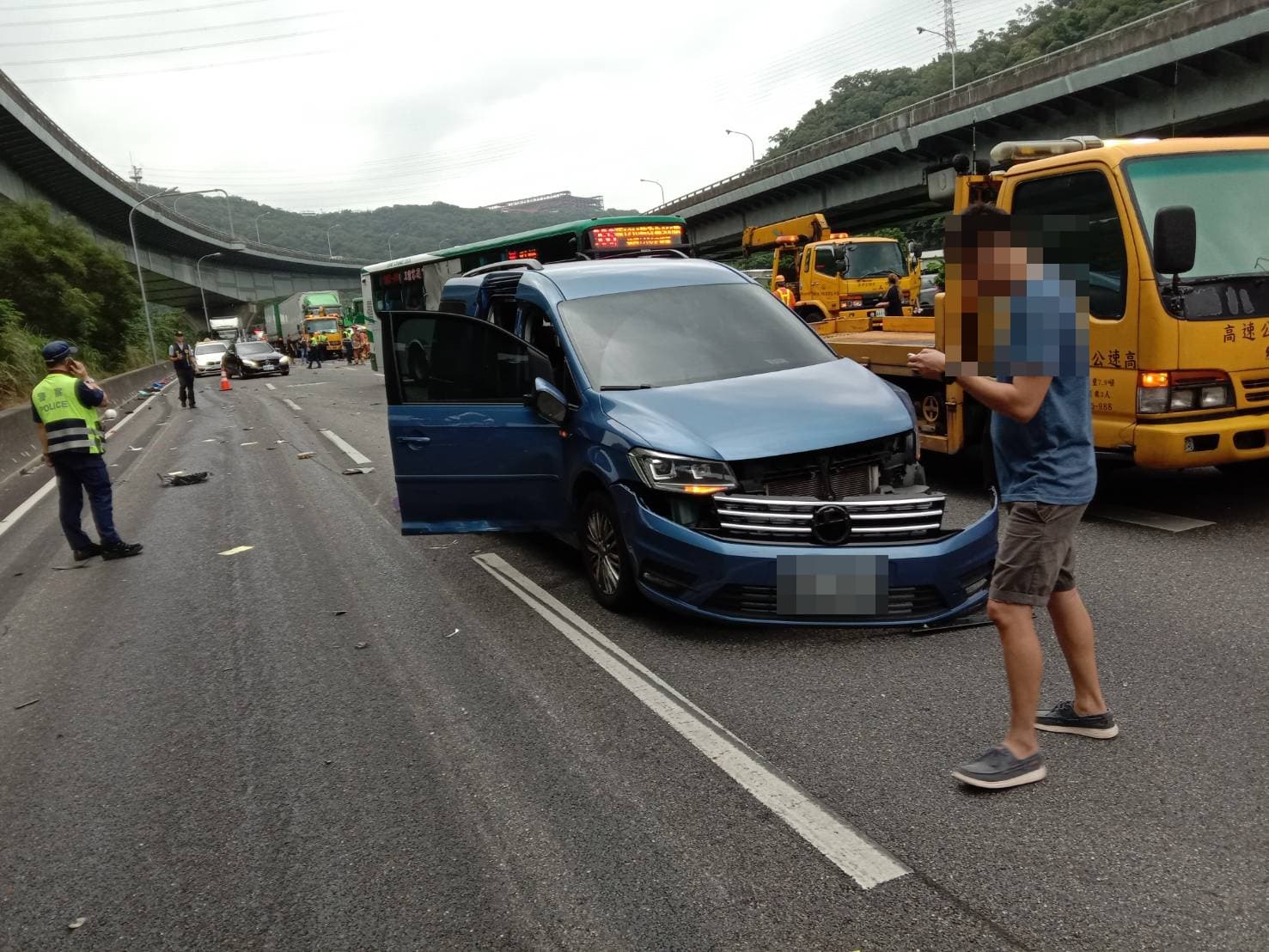 趙男的行為造成車毀人傷。（國道警察局提供）