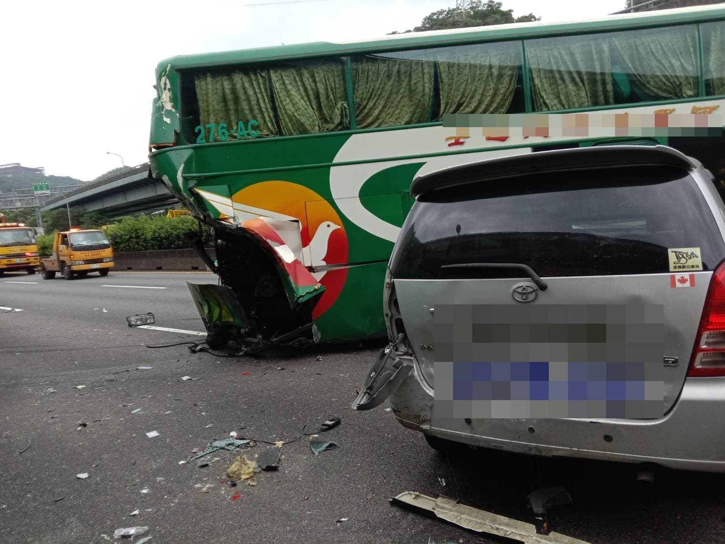 趙男的離譜行徑造成10車追撞。（國道警察局提供）