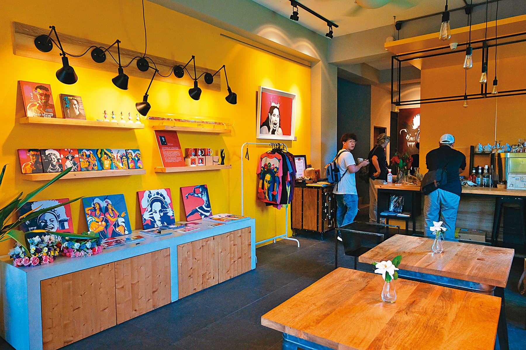 優席夫將老家改造成「Tribal Queen Art & Café 部落皇后藝術咖啡館」。