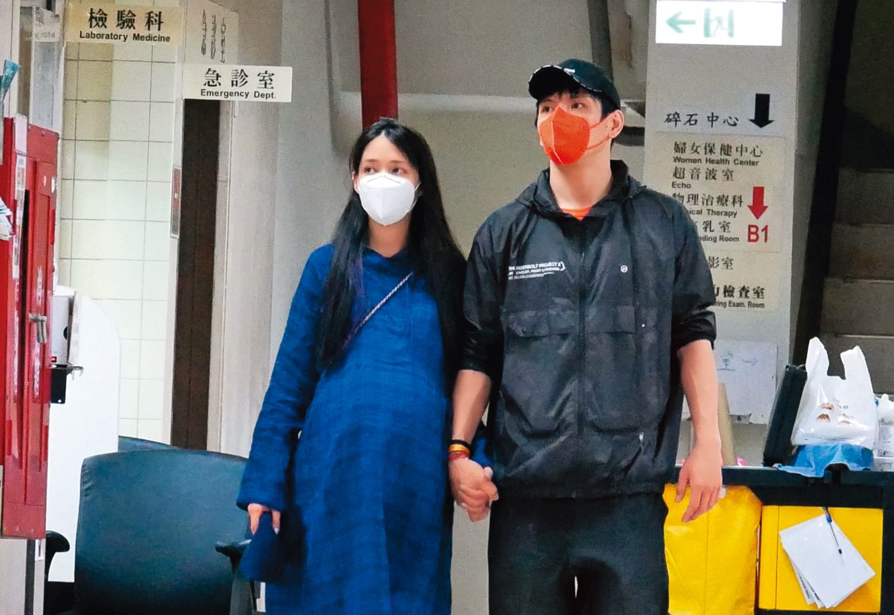 9/27 19：29 郭碧婷與向佐肢體動作相當親暱，他們之前曾有婚變傳言，加上好一陣子不是合法夫妻，導致婚變傳言頻頻冒出。