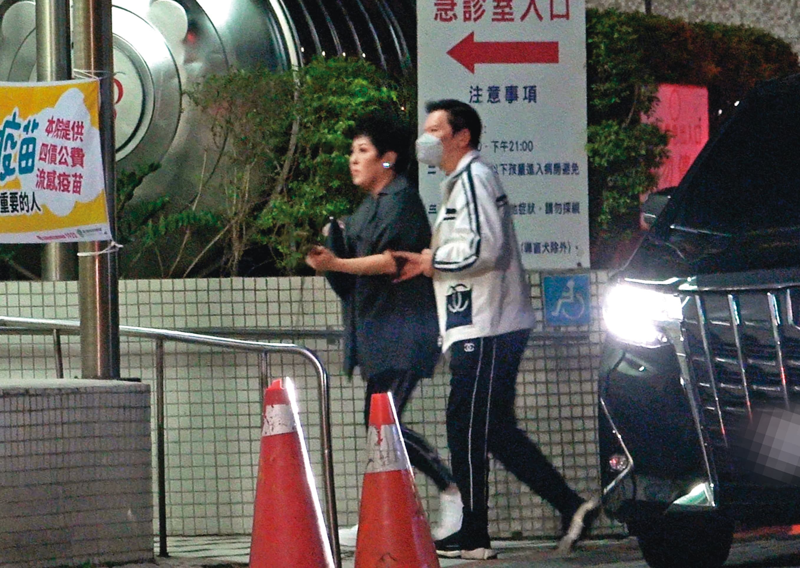 21：39 一度步出醫院的向太與向華強又再入院，忙進忙出，可見相當積極與期待，不肯錯過重大時刻。