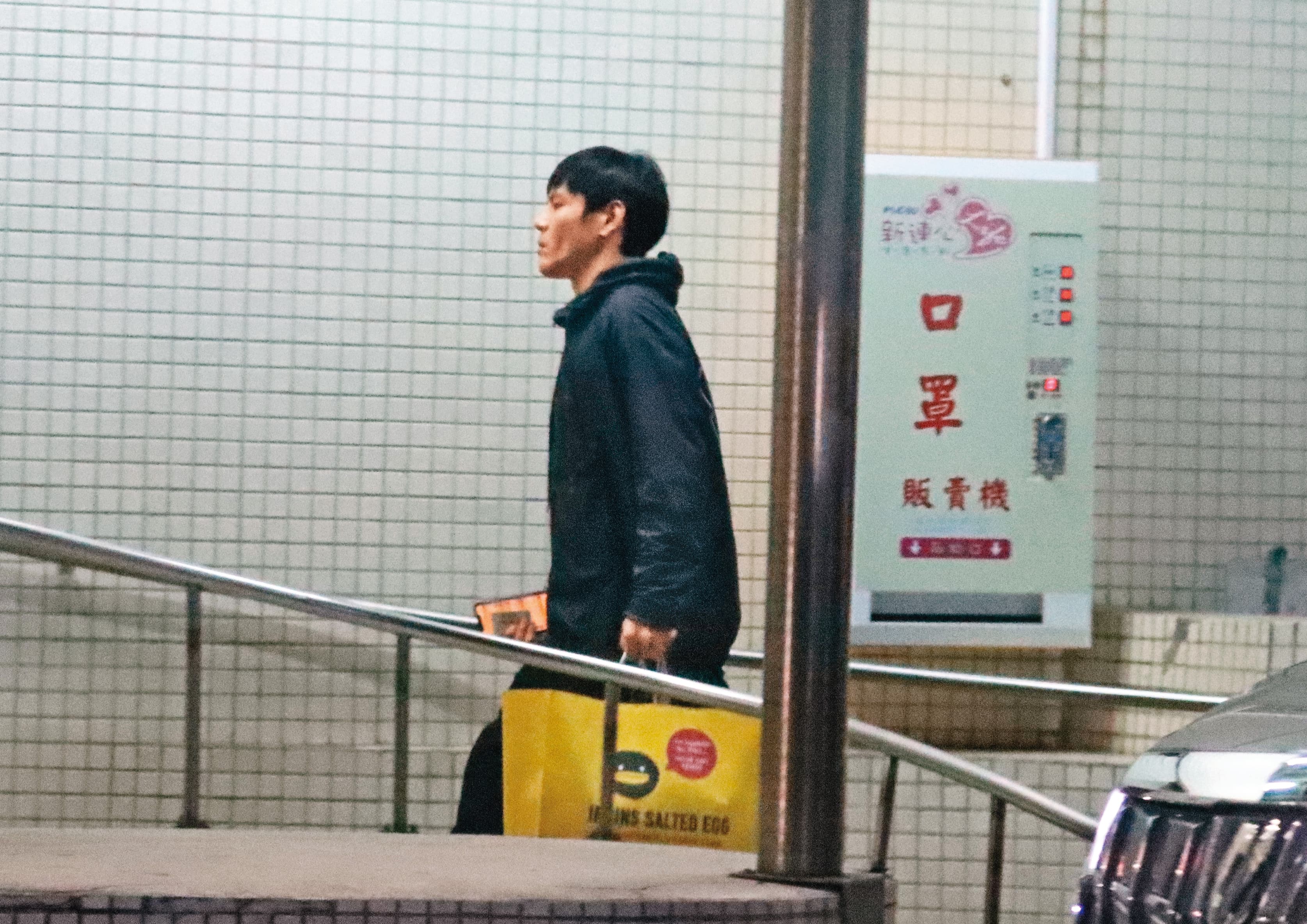 9/30 22:18,郭碧婷準備生了,向佐也忙進忙出,還回到車上拿取必需用品。