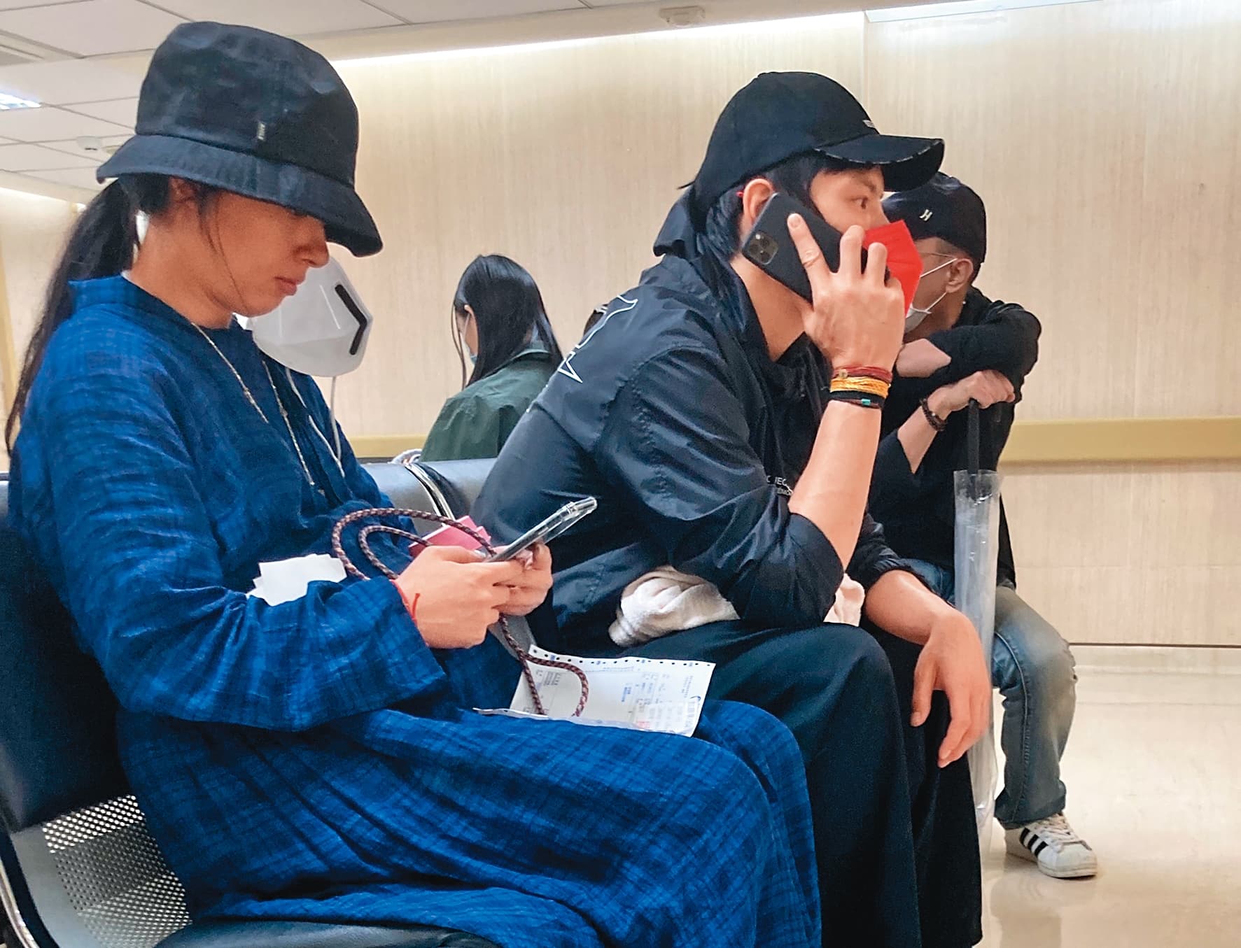 9/30 15:16,二度來到醫院的郭碧婷與向佐,正在等待醫生會面與問診。