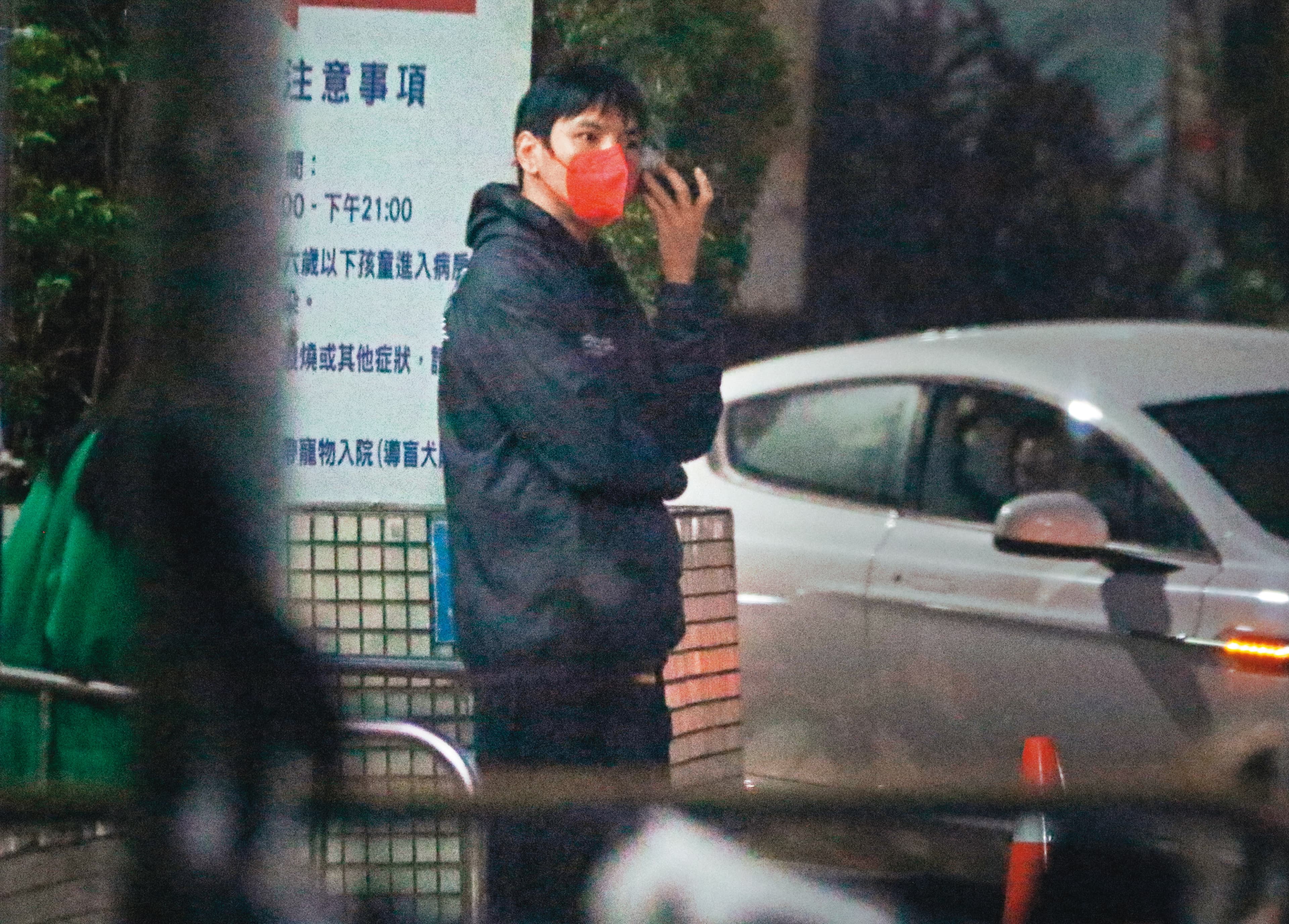 10/1 23：06 到了將近半夜，向佐正在門口等候，似乎將有貴客來
