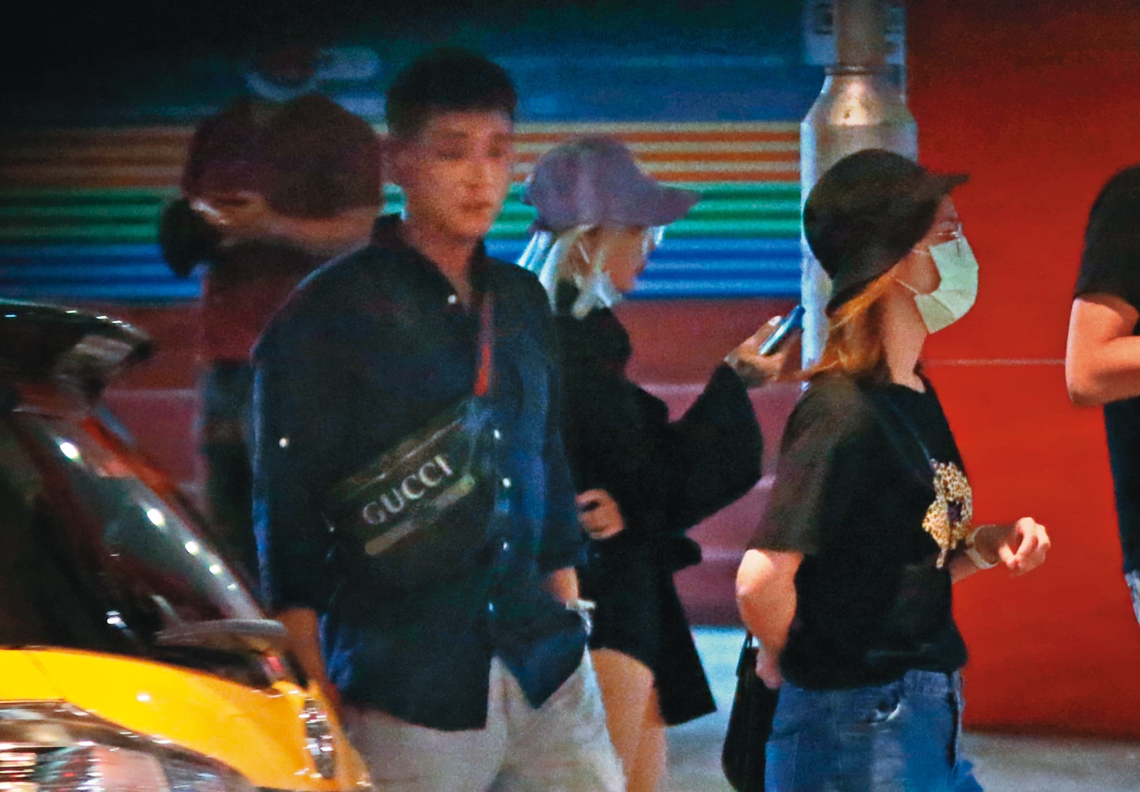 9/10 01：04，小薰一馬當先走在前面，鄭人碩（左）亦步亦趨緊跟著，從Neo19一路走到信義威秀前。