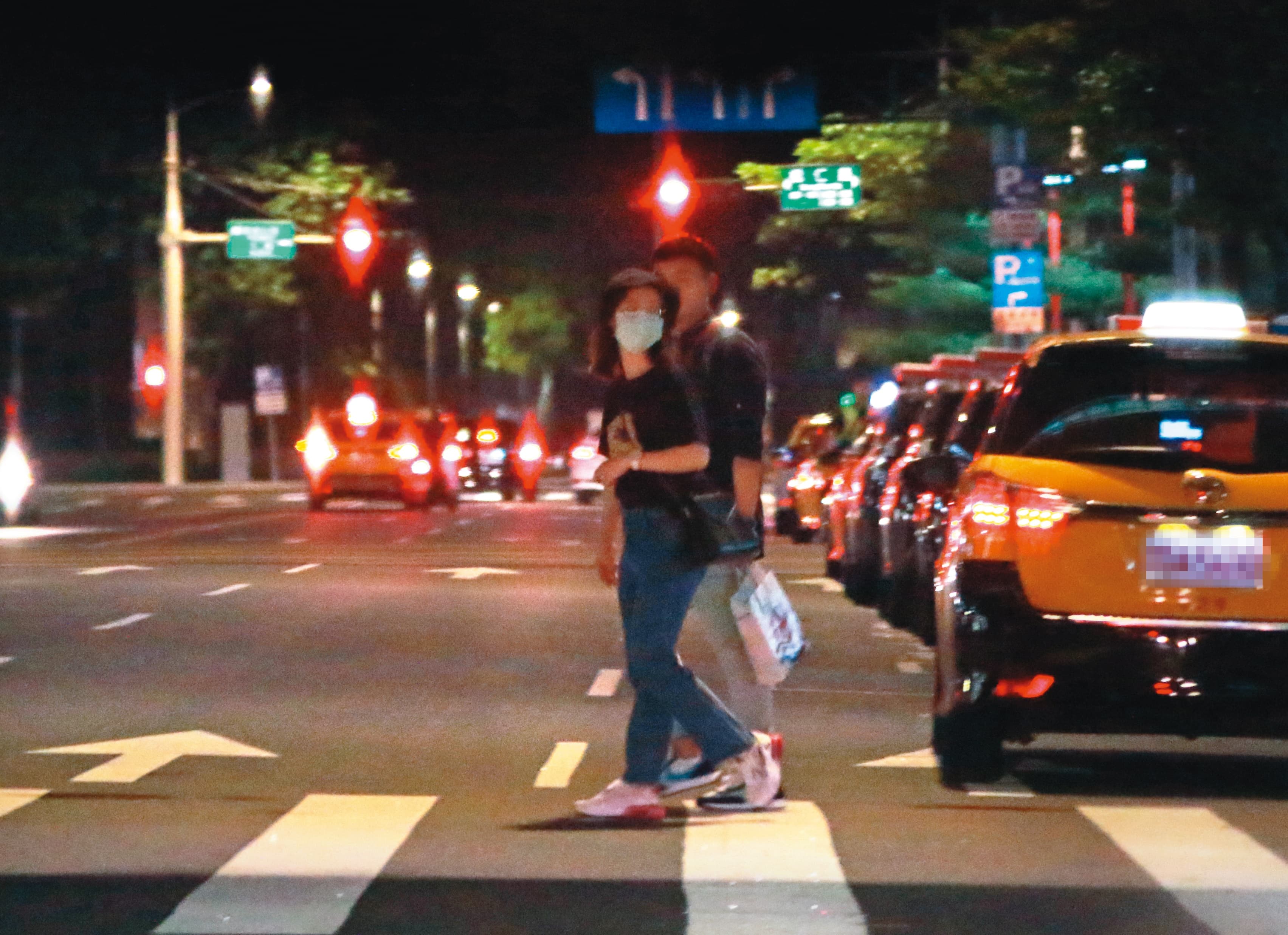 9/10 01：06，只是馬路都還沒過到一半，兩人的手又呈現分離模式，小薰也頻頻回頭左顧右盼，像是在掃射有無被跟拍。