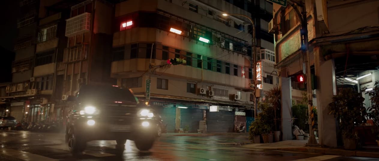 《355》預告片中驚見台北街頭的畫面。（翻攝自YouTube Universal Pictures）