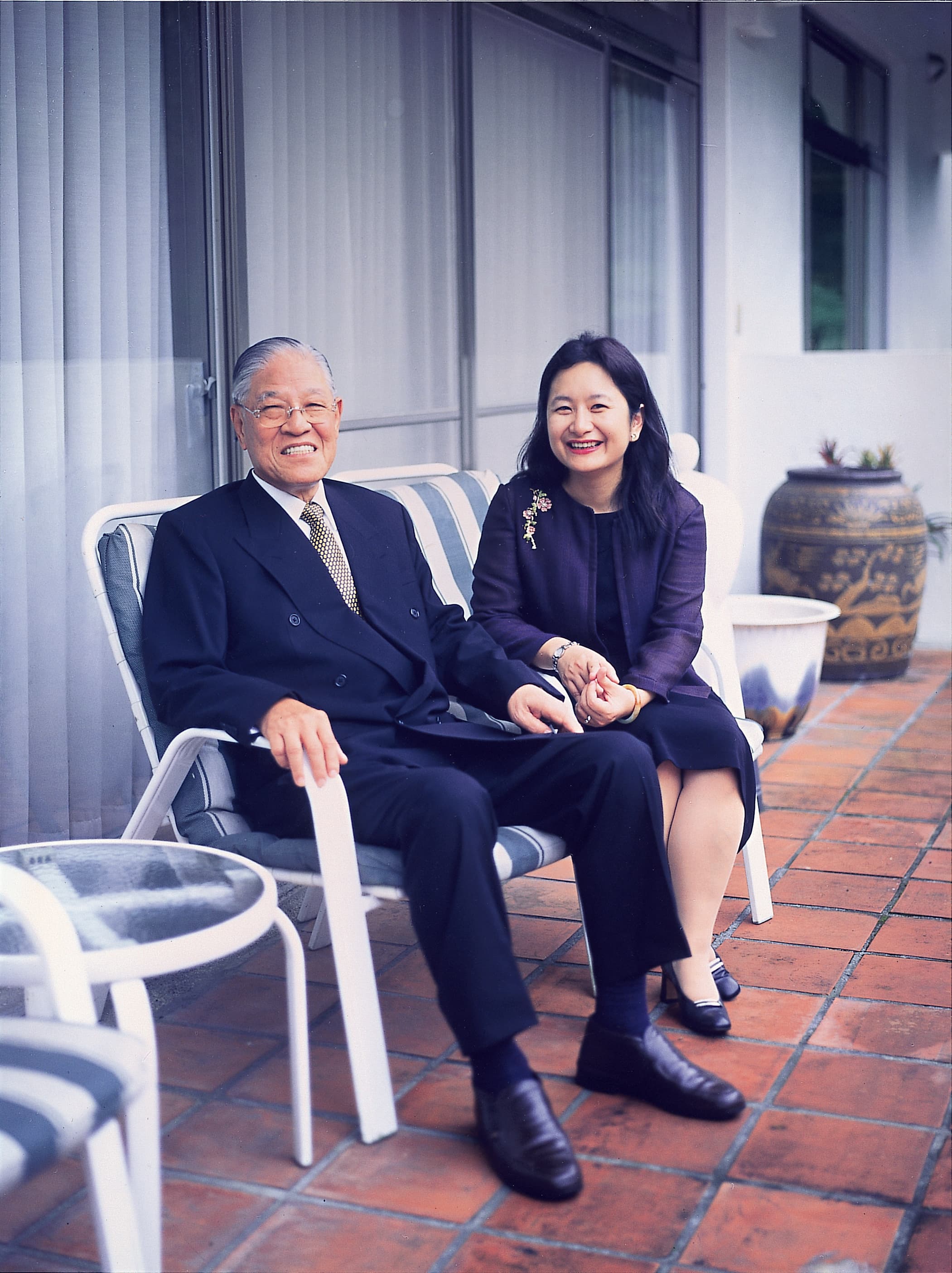 李靜宜向來低調，在新書《漫長的告別 記登輝先生以及其他》中，刊載與李登輝的舊照。（東美出版社提供）