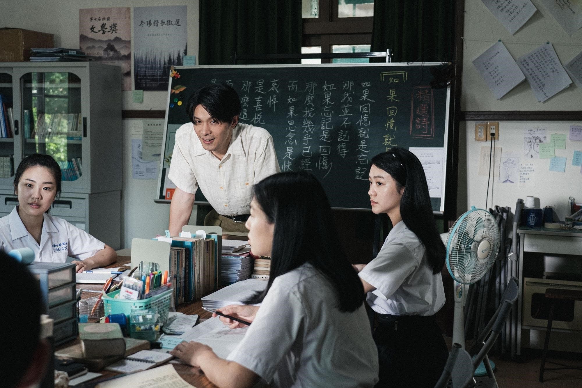 姚淳耀（中）在《返校》影集中飾演翠華中學詩社老師，私下他也曾參與過詩社。（公視提供）