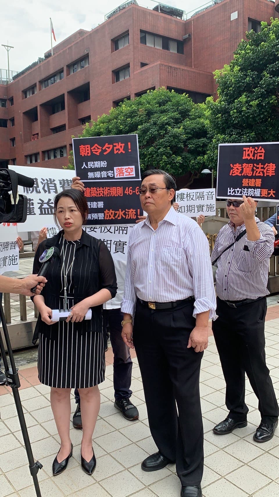 隔音業者前往營建署抗議法規朝令夕改。(讀者提供)