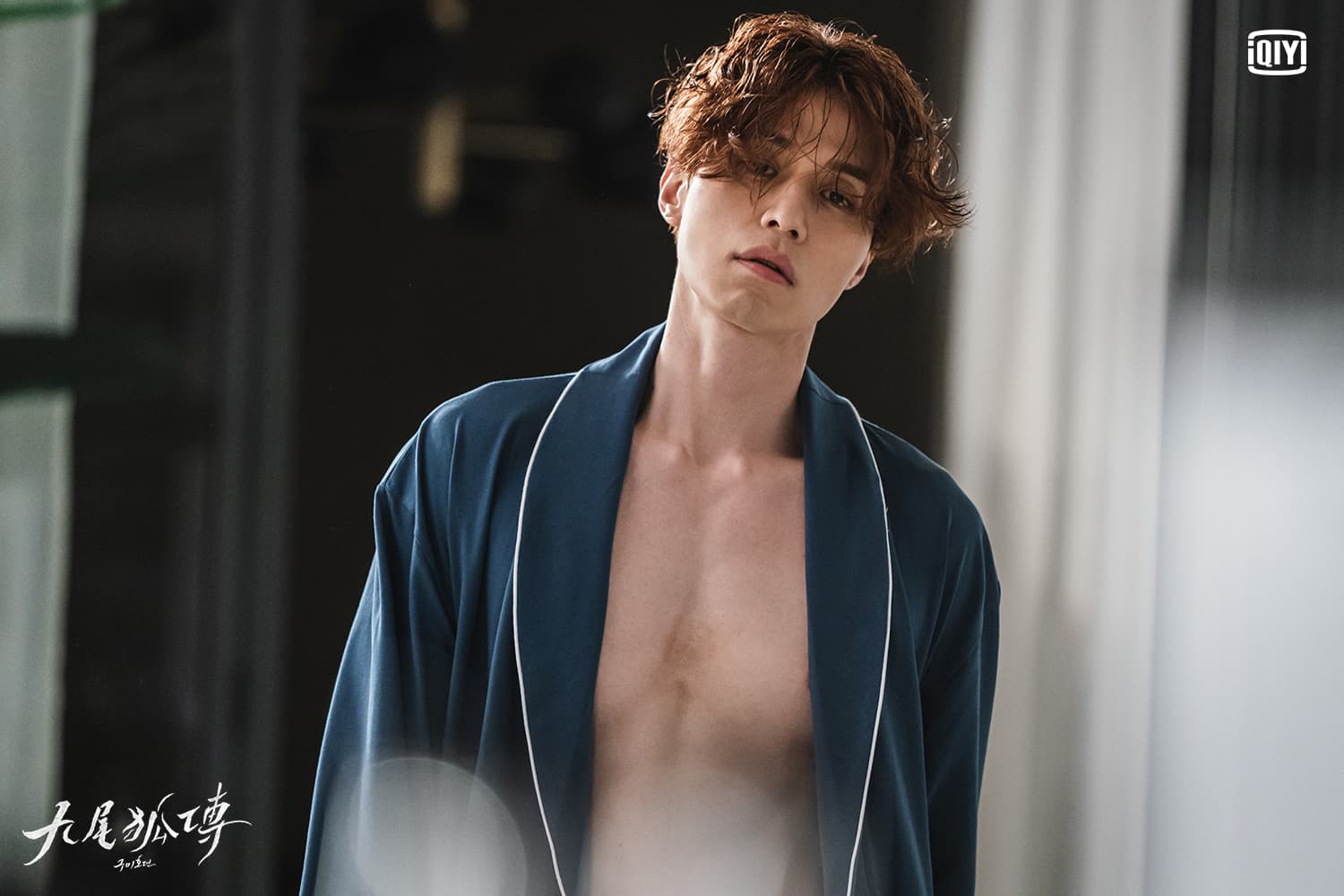 李棟旭詮釋千年九尾狐，定居人間收妖抓鬼。（愛奇藝海外站提供）