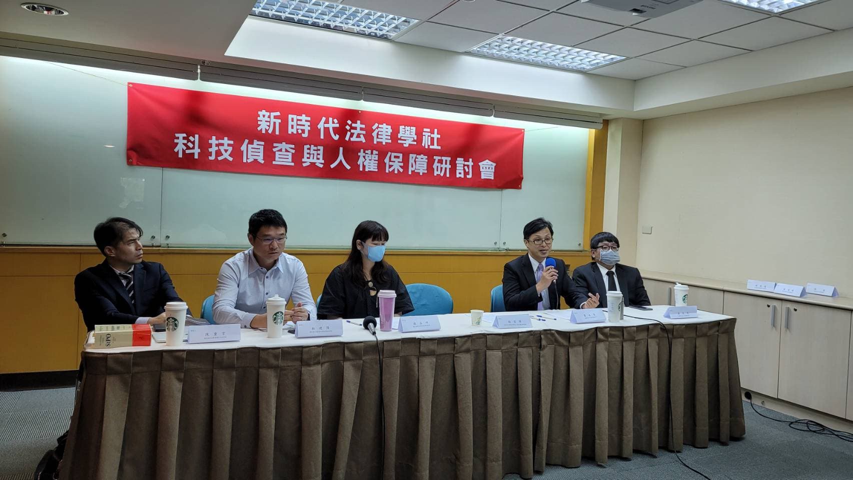 刑事警察局科技犯罪防制中心林建隆主任表示，科技犯罪與日遽增，相關立法規範是必要的，尤其在緊急情況下，很可能來不及向法院取得令狀，如何在法官保留原則下，賦予緊急處置權也是相對重要。