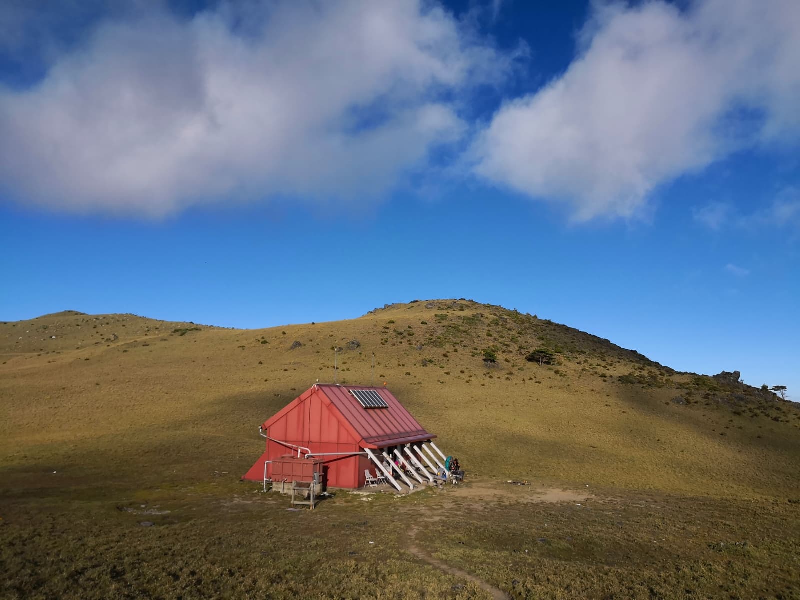 大水窟山屋為鋼骨結構，四周腹地平緩寬廣。