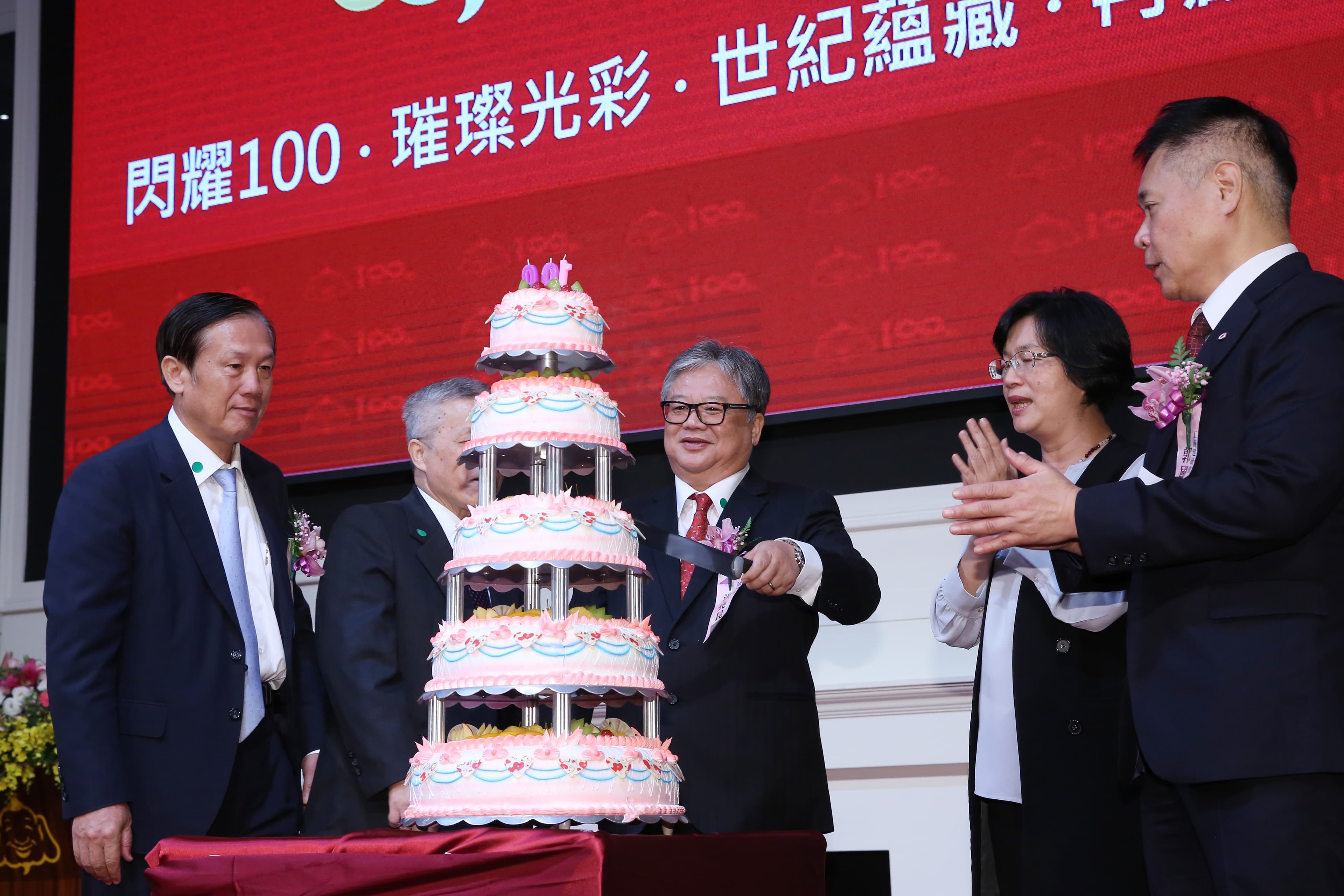 洪堯昆與現場來賓一起切蛋糕，歡慶福壽走過100年。