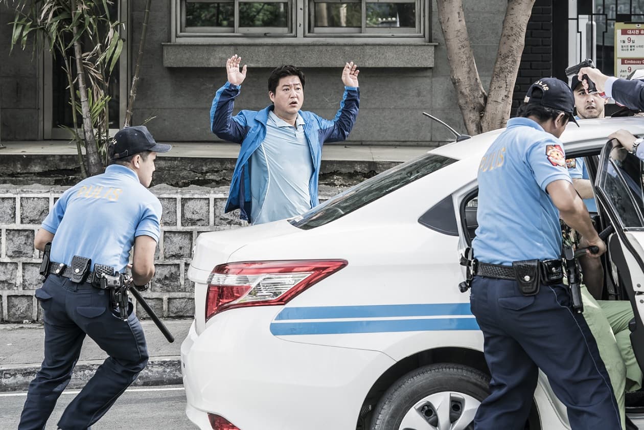 出國度假的鄉下刑警在菲律賓被誤認為殺人犯，為了脫罪他只好與同鄉一起調查整起事件。（車庫娛樂）