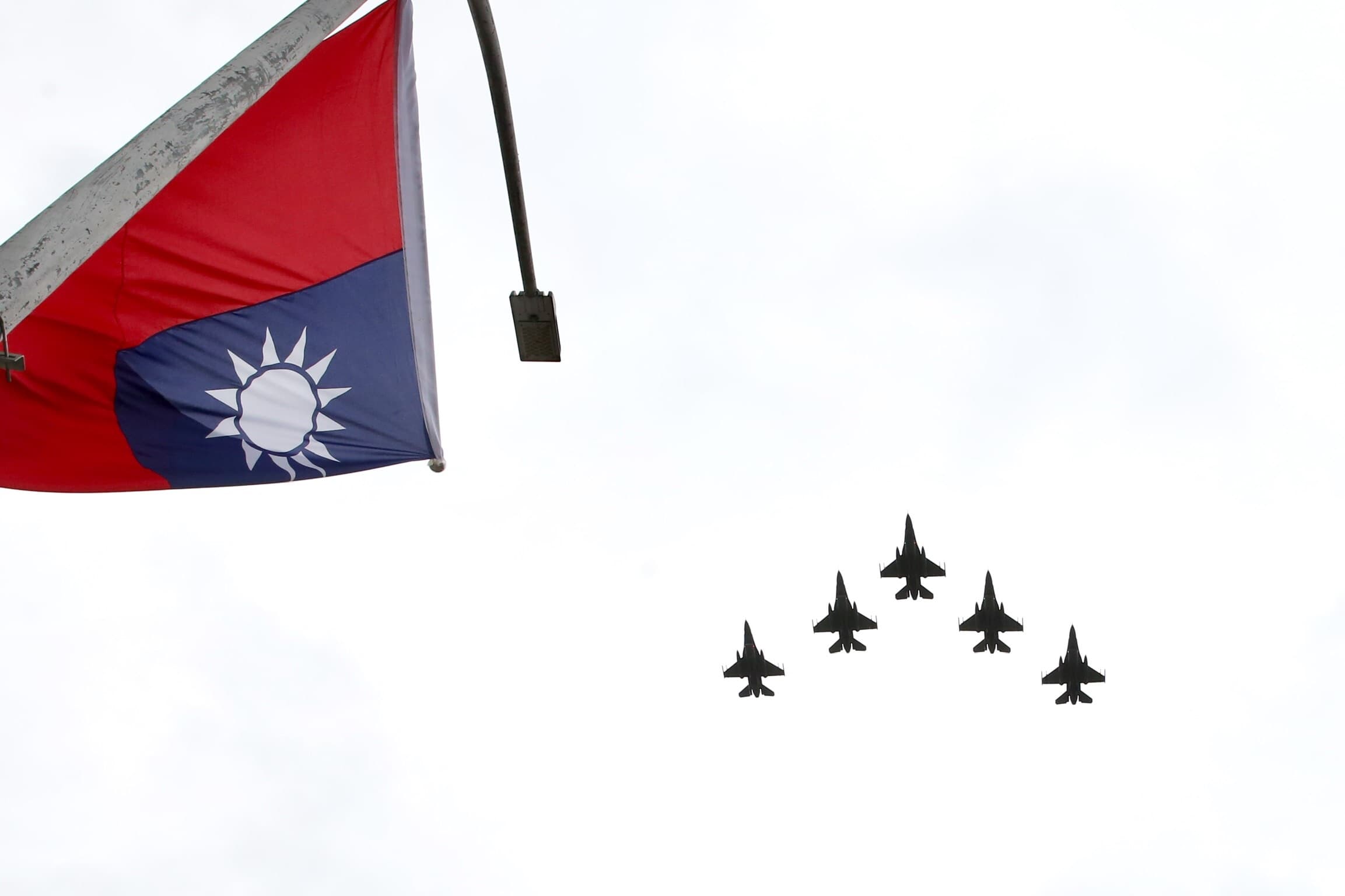 空軍第四聯隊駕駛F16V戰機、空軍雷虎特技小組駕駛AT-3教練機衝場，分別以大雁隊形飛越總統府上空，為國慶大會劃下完美句點。