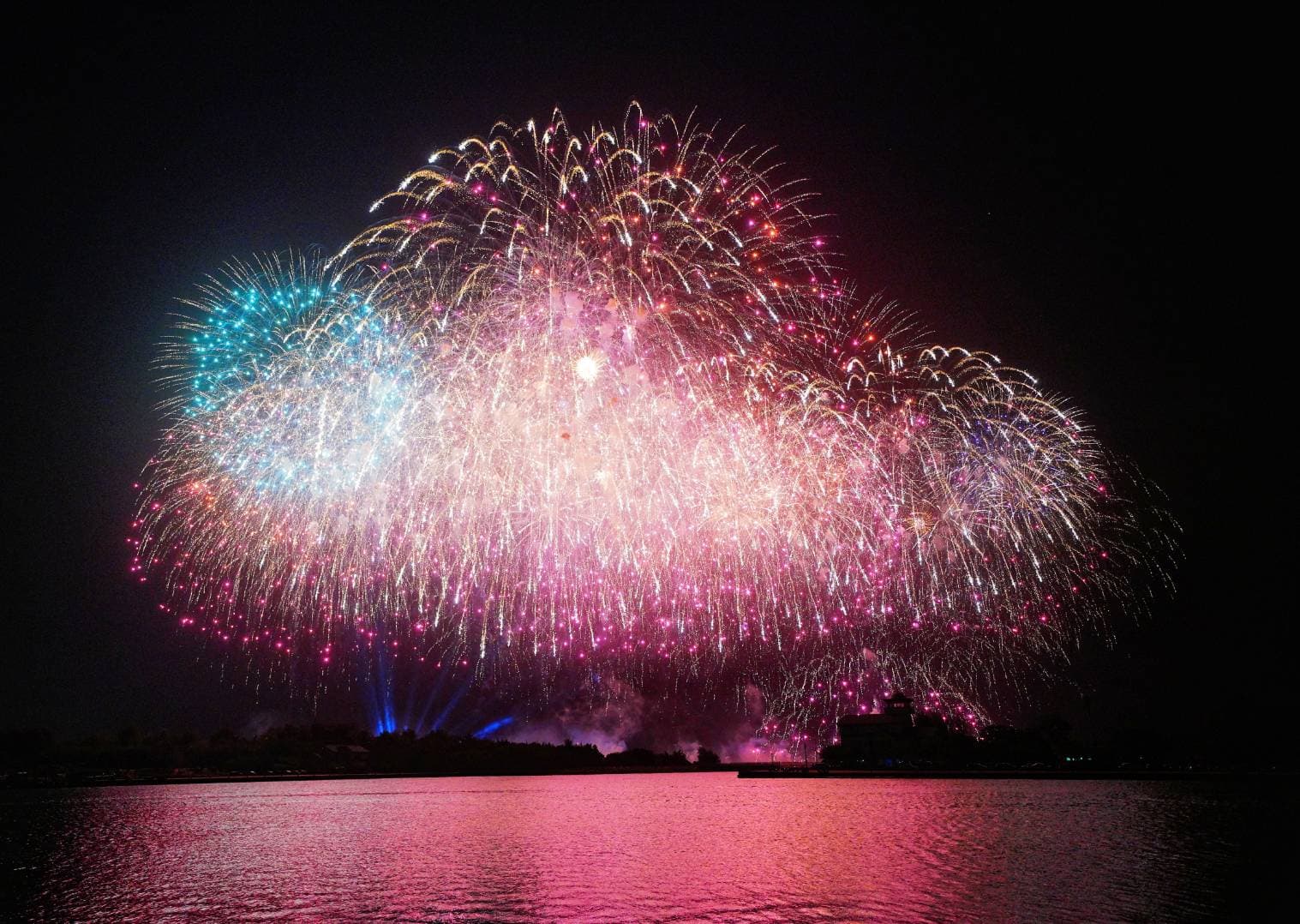 台南市安平區漁光島今晚國慶煙火加碼1萬發。